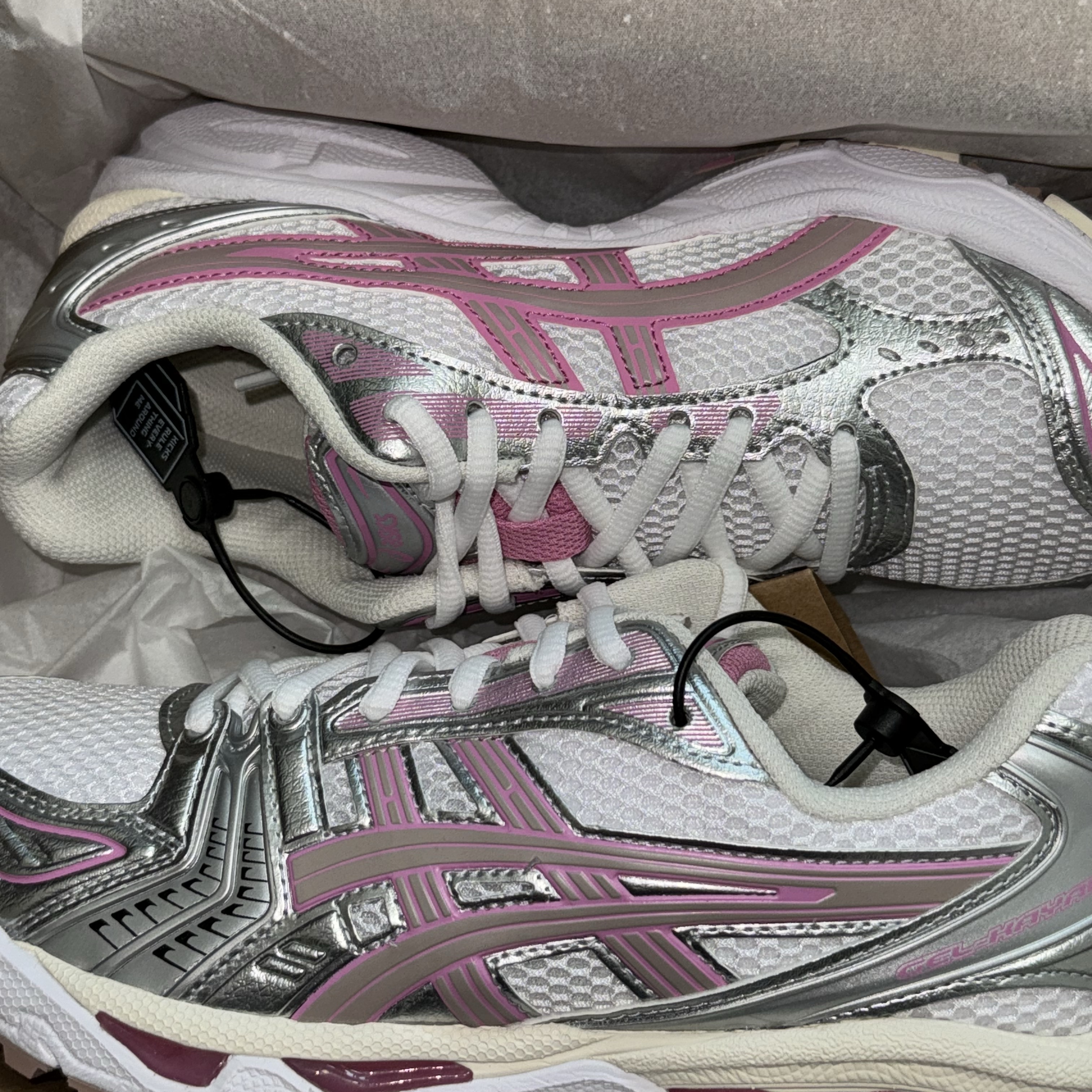 Asics Unlimited Gel-Kayano 14 White Fawn 착용 스타일