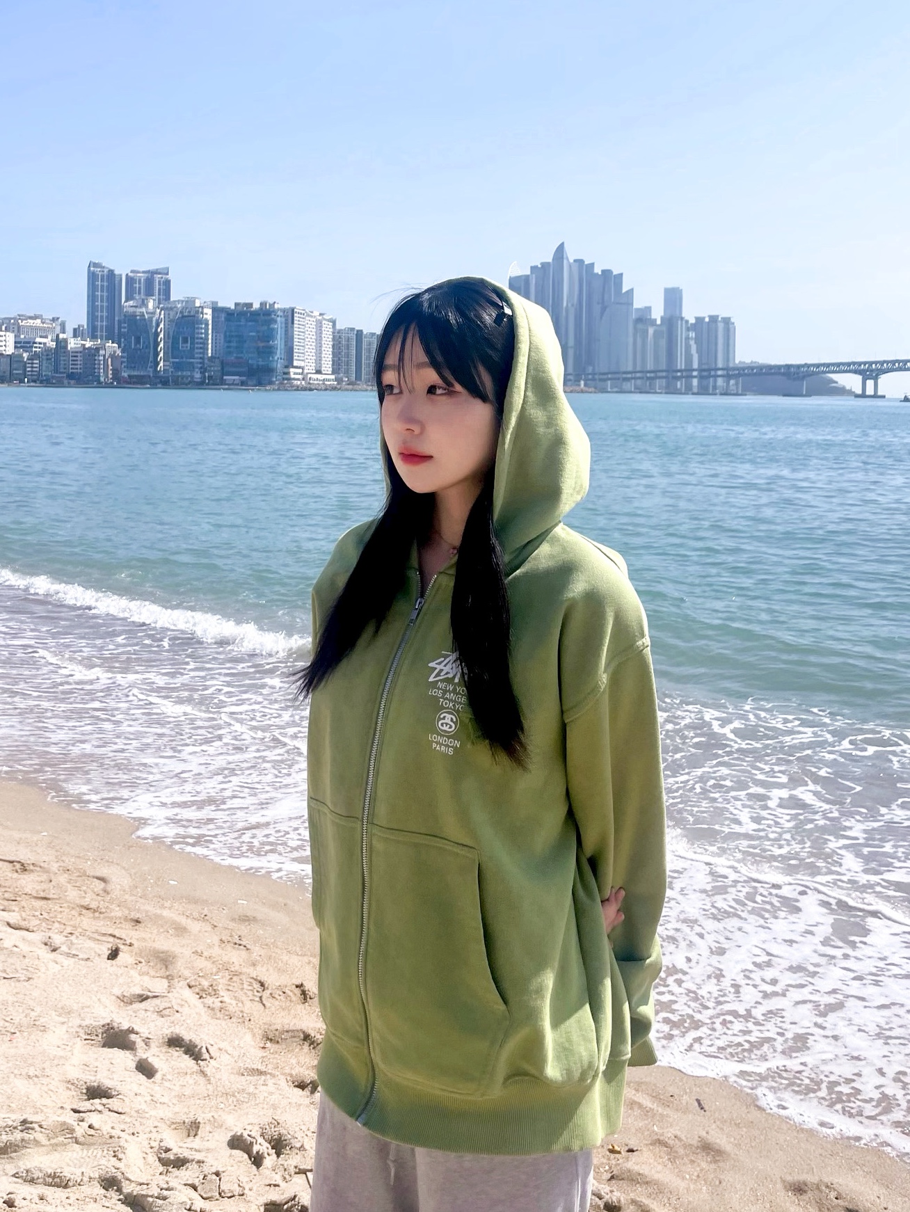 Stussy World Tour Zip Hoodie Moss 2023 착용 스타일 - 1