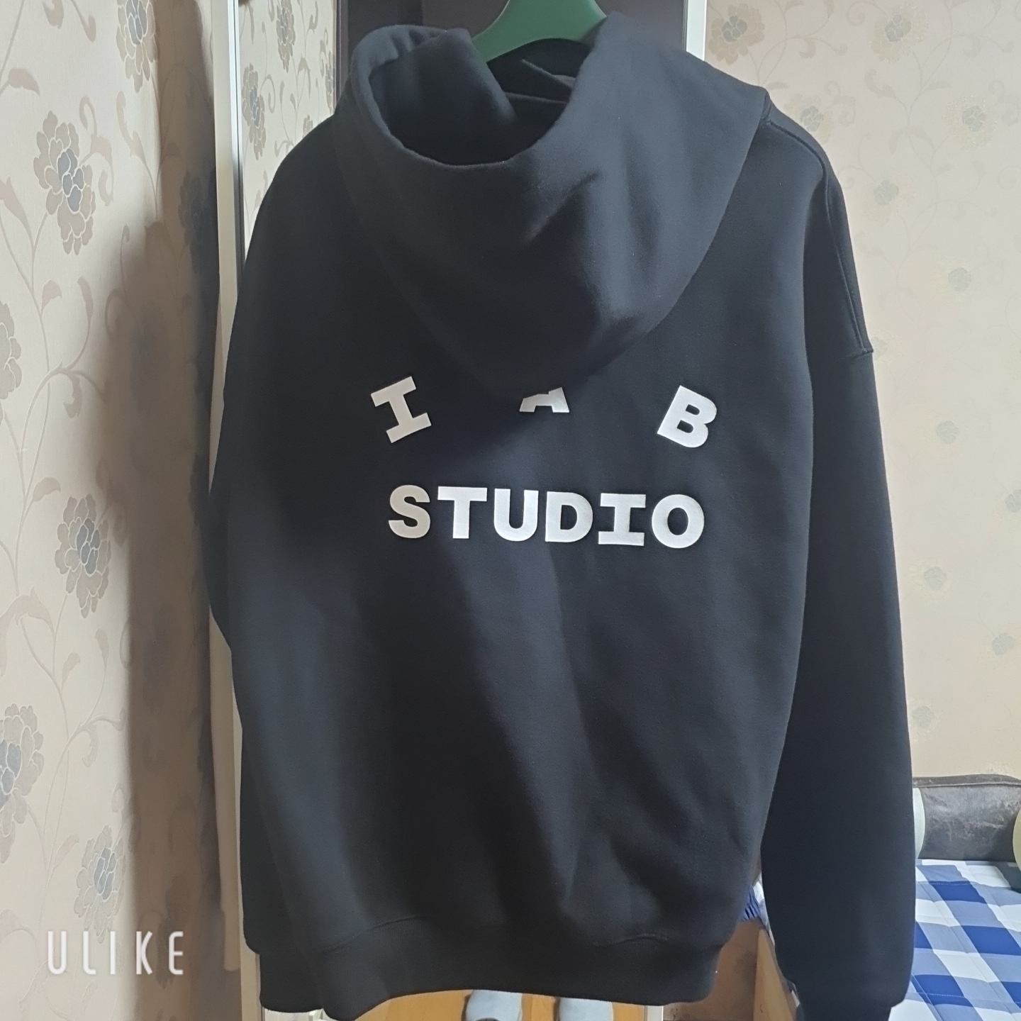IAB Studio Hoodie Black 착용 스타일 - 2