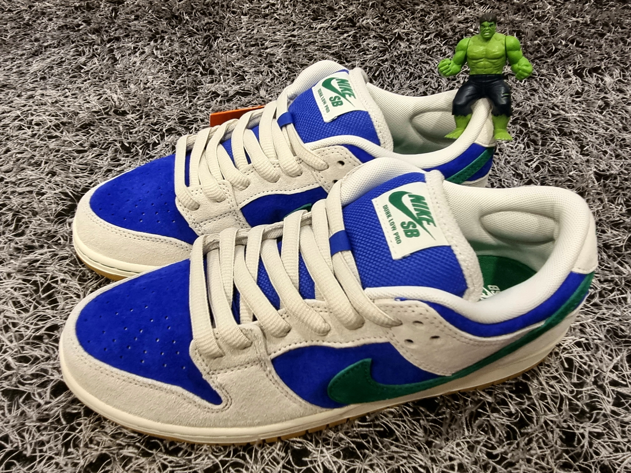 Nike SB Dunk Low Pro Phantom and Hyper Royal 착용 스타일 - 1