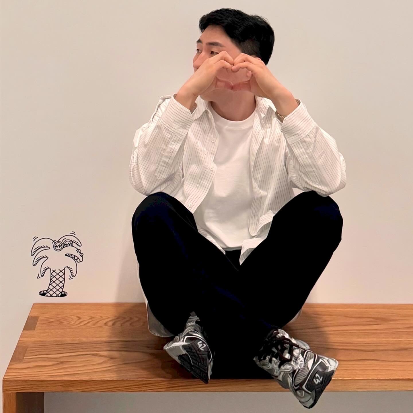 Balenciaga Runner 2.0 Sneaker Beige 착용 스타일