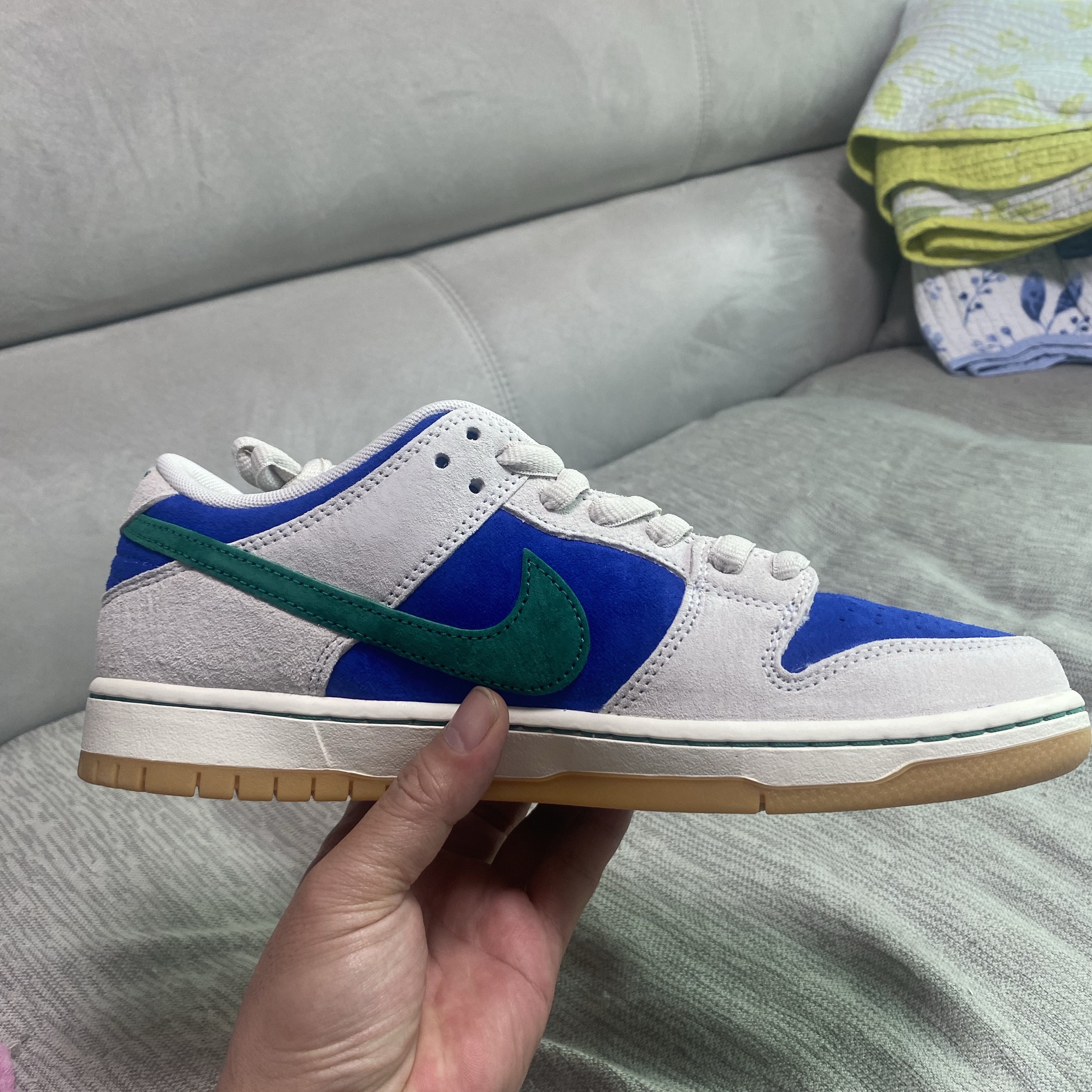 Nike SB Dunk Low Pro Phantom and Hyper Royal 착용 스타일 - 3