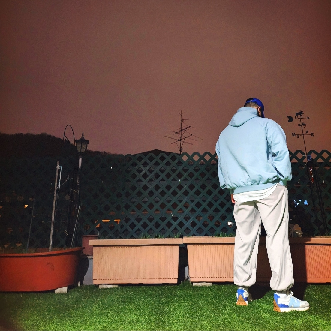 Maison Kitsune Fox Head Patch 6P Cap Cobalt Blue - Korea Exclusive, New Balance x Staud 327 Sea Salt Atlantic 착용 스타일 - 3