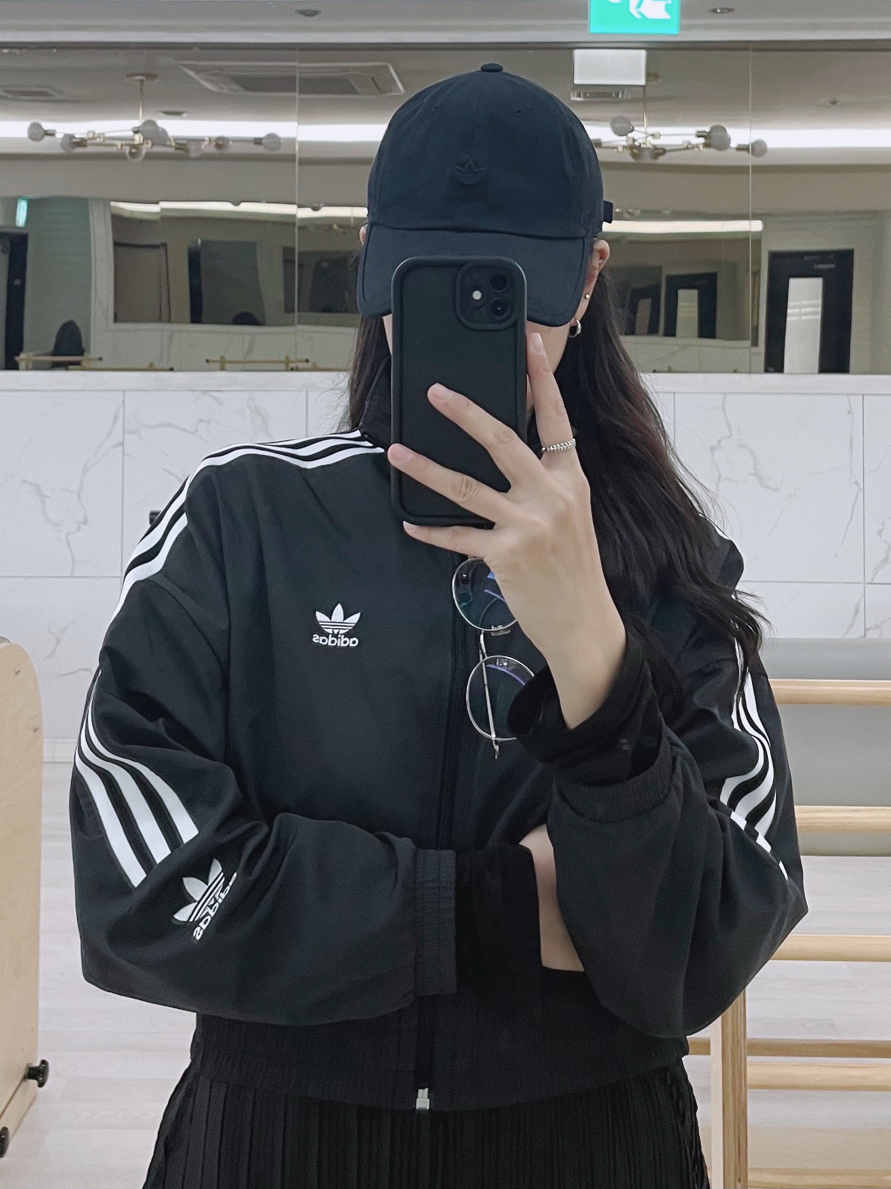 Adidas Samba OG Cloud White, (Kids) Adidas Adicolor Crop Track Jacket Black - US Sizing 착용 스타일 - 3