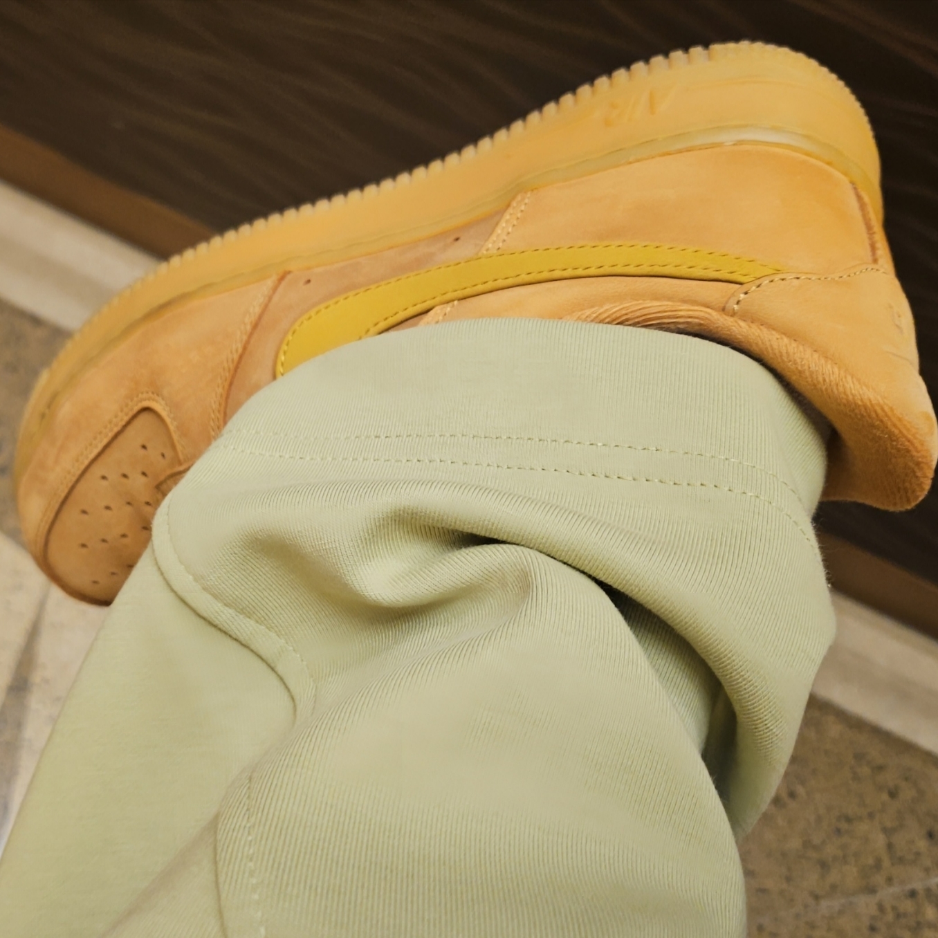 Nike Air Force 1 '07 WB Flax, Zara x Ader Error Jogger Pants Light Green μ°©μ© μ€νμΌ - 2