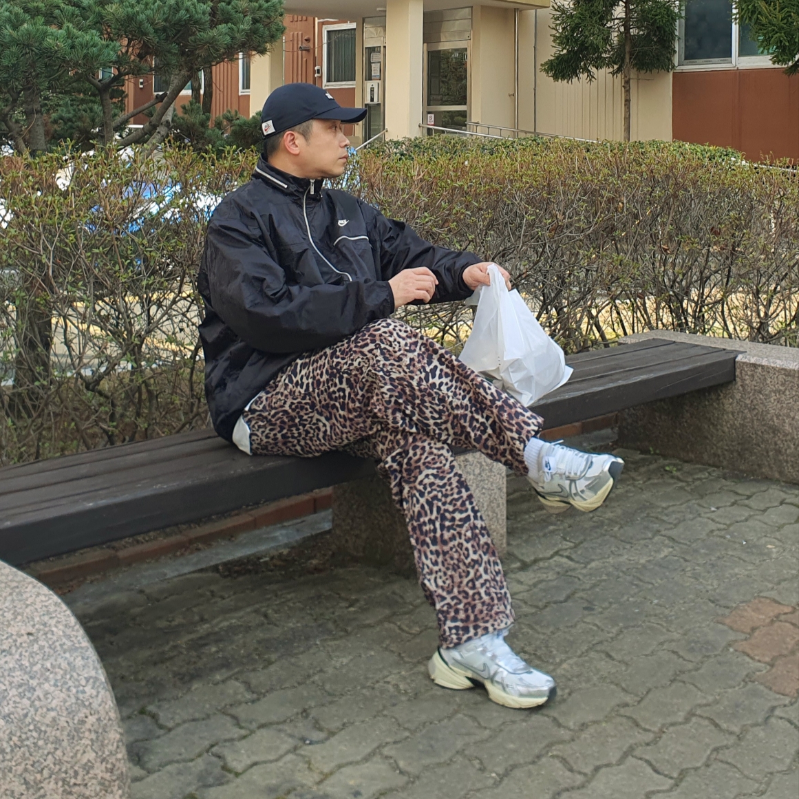 Nike V2K Run Summit White Metallic Silver, Nike NSW Circa Lined Jacket Black - Asia 착용 스타일 - 3