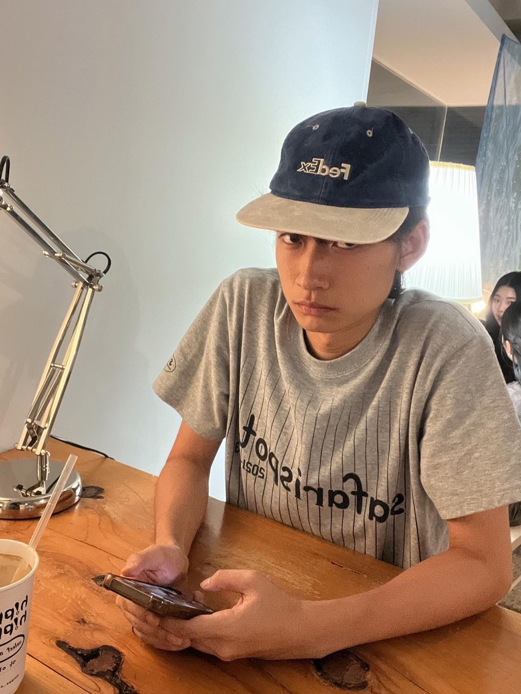 Safarispot Safarispots Magazine Tee Gray, Safarispot Safarispots Magazine Tee White 착용 스타일