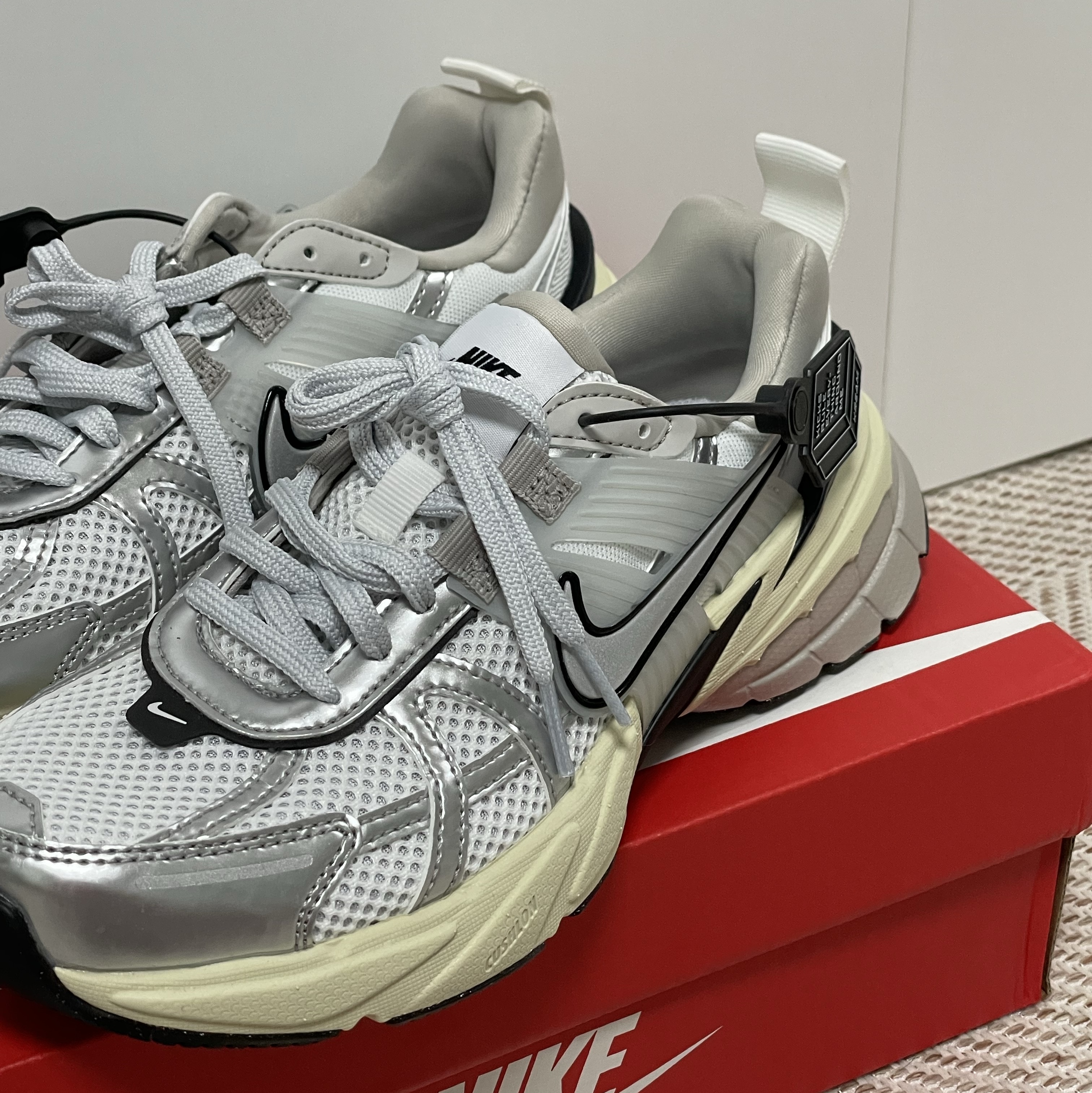 Nike V2K Run Summit White Metallic Silver 착용 스타일 - 1
