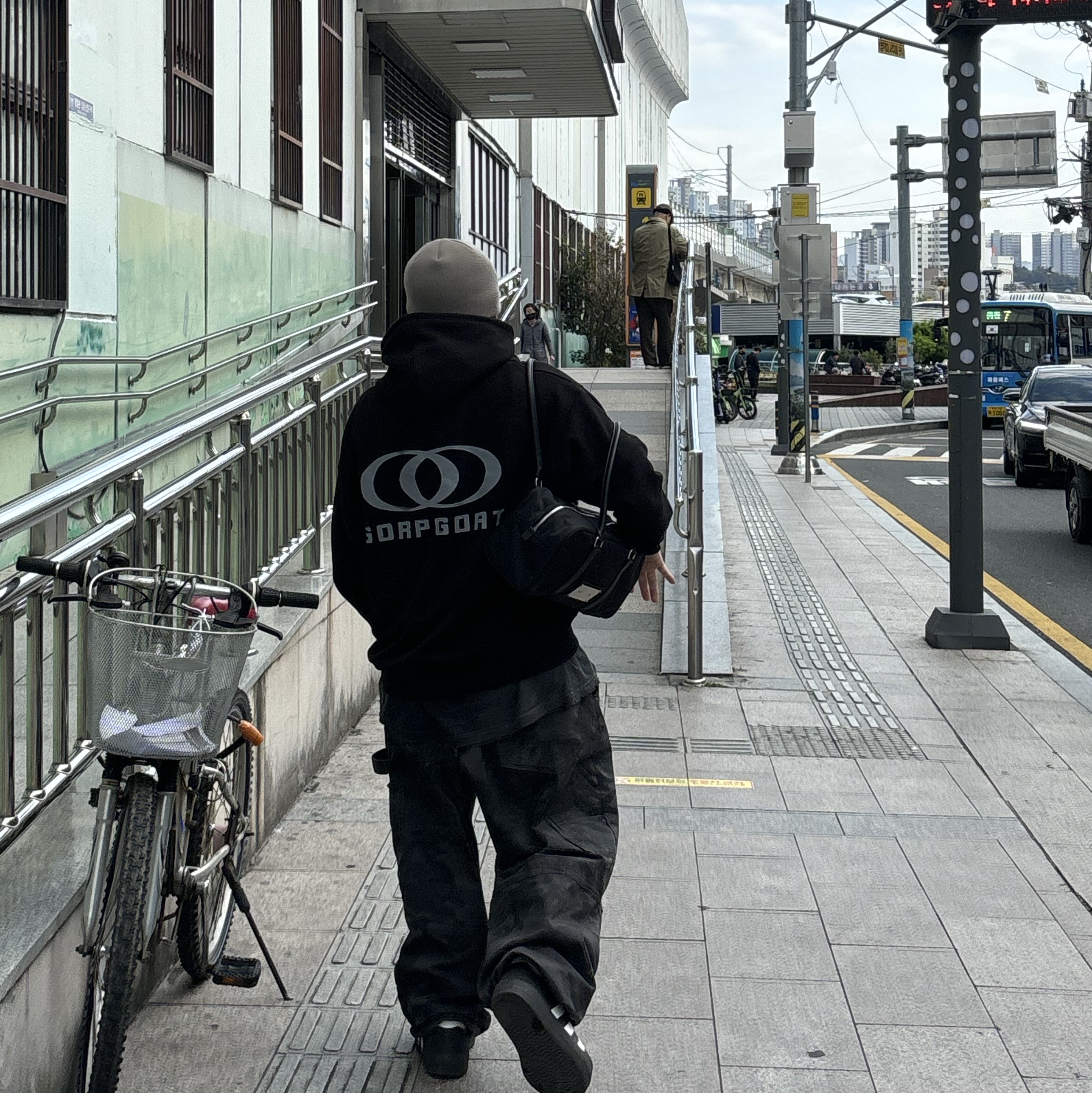 Adidas Adifom Superstar Core Black Cloud White, Matin Kim Sporty Tote Bag Black 착용 스타일