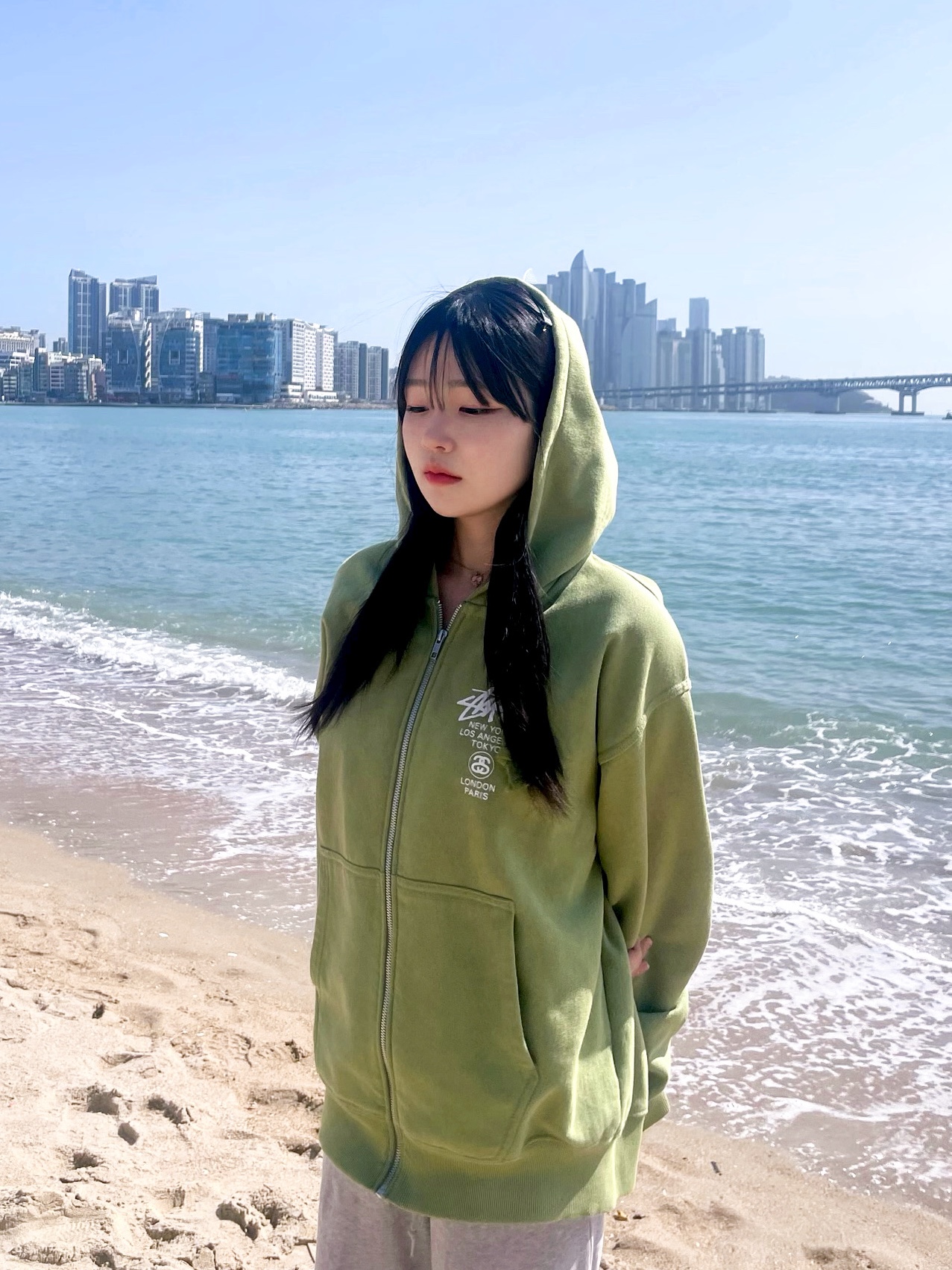Stussy World Tour Zip Hoodie Moss 2023 착용 스타일 - 2