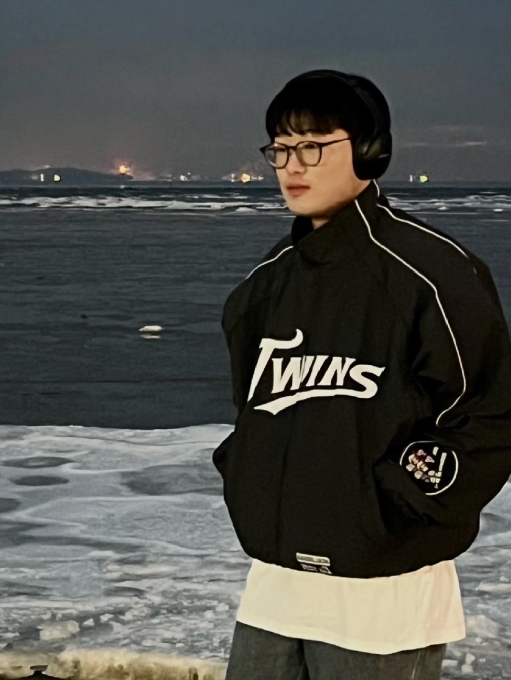 BDNS x LG TWINS 2023 Champions Jumper Black, BDNS x LG TWINS Dugout Jacket Red 착용 스타일 - 5