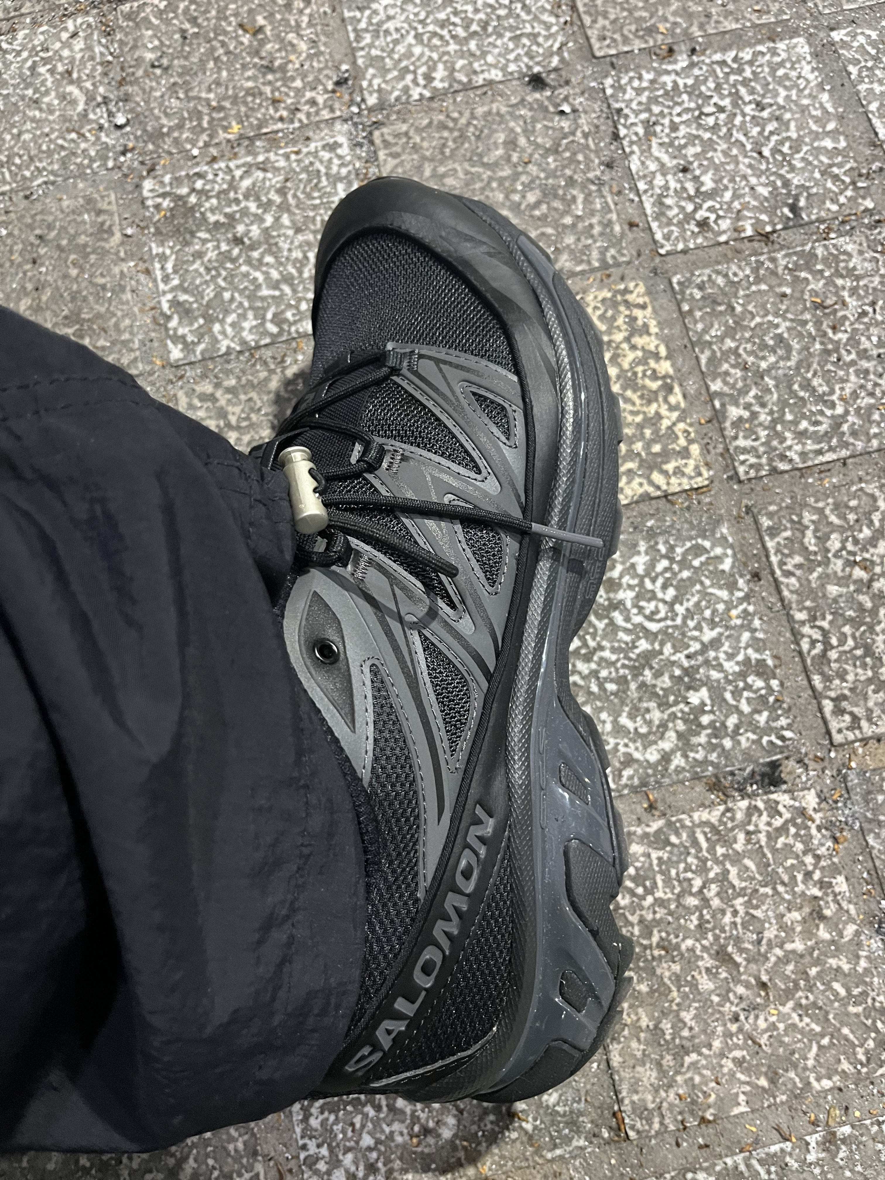 Salomon XT-6 Expanse Black Ebony 착용 스타일 - 2
