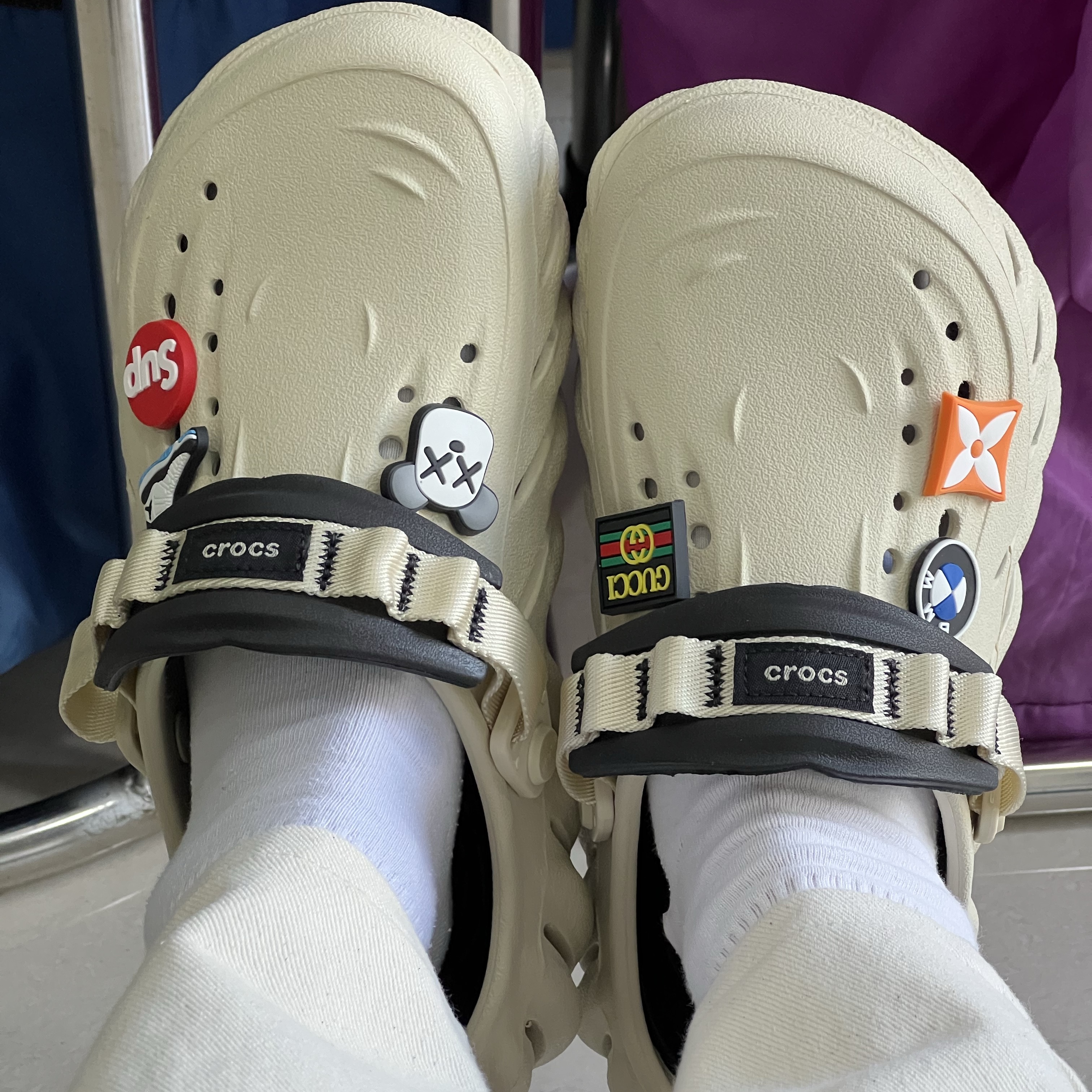 Crocs Echo Clog Bone Black 착용 스타일 - 1