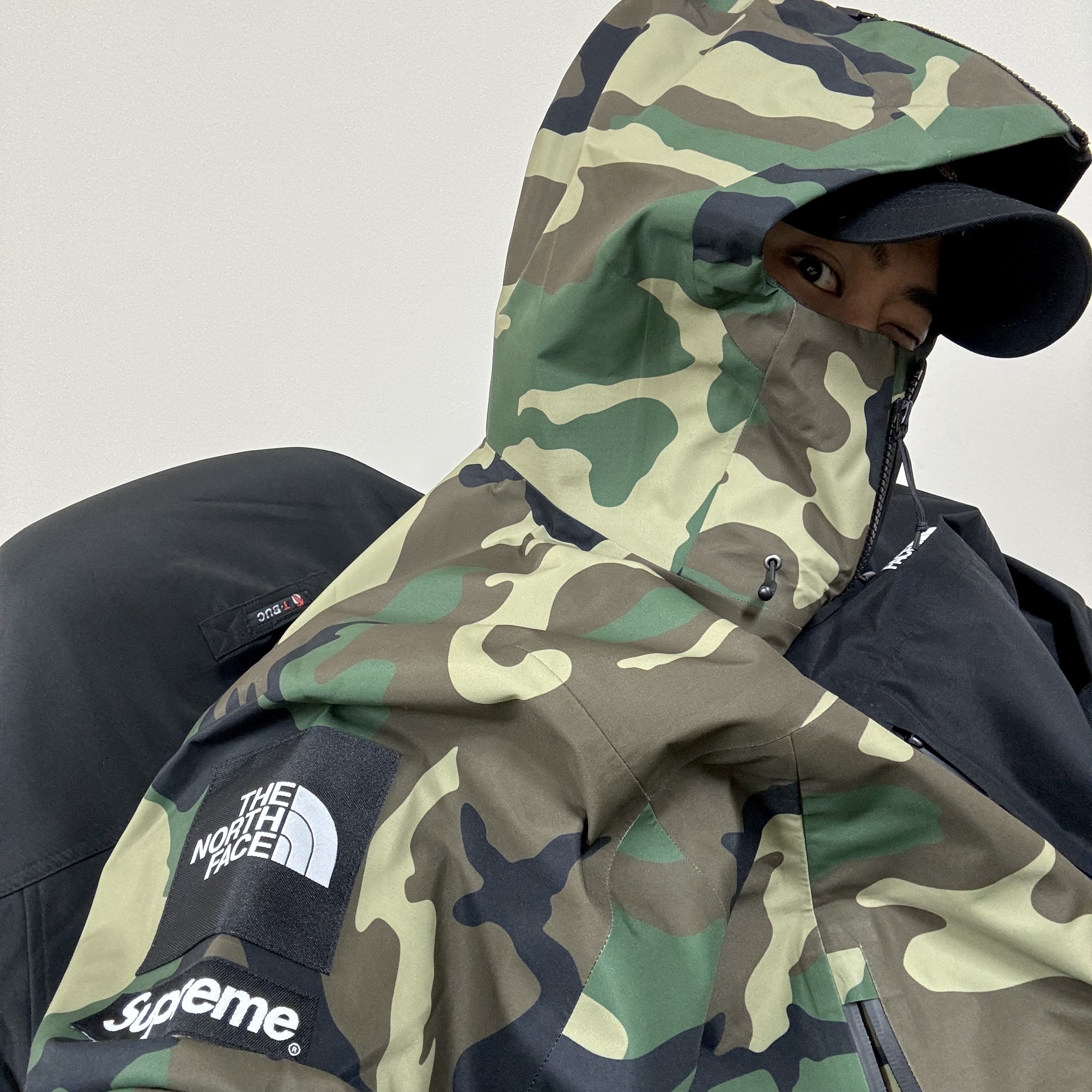 Supreme x The North Face Split Taped Seam Shell Jacket Camo - 24SS, Supreme x The North Face Split Taped Seam Shell Jacket Black - 24SS 착용 스타일 - 1