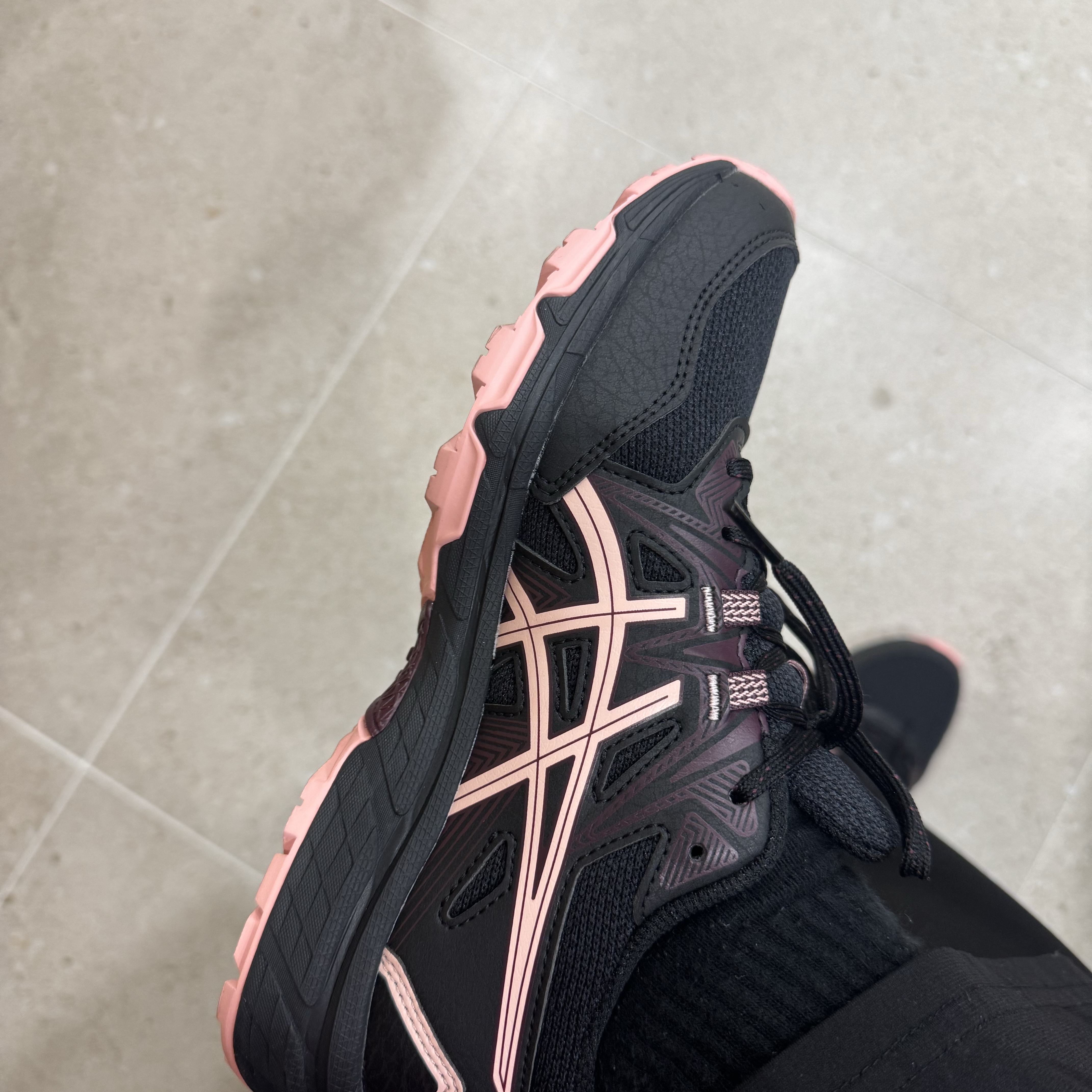 (W) Asics Gel-Venture 8 Black Frosted Rose 착용 스타일