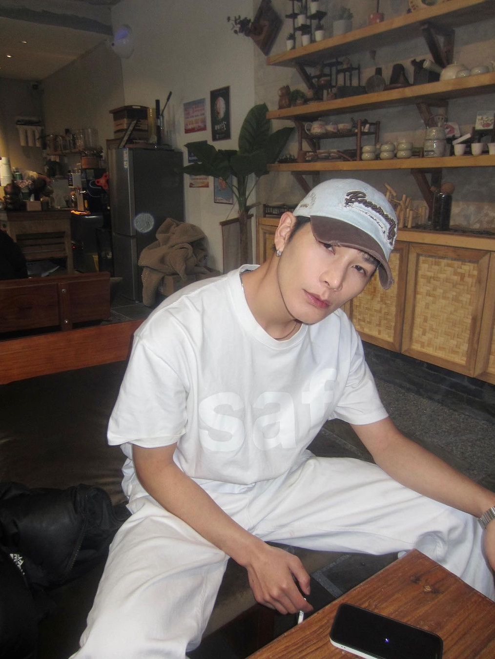 [KREAM 단독] Safarispot Basic Safari T-Shirt White, [KREAM 단독] Safarispot Basic Safari T-Shirt Red 착용 스타일