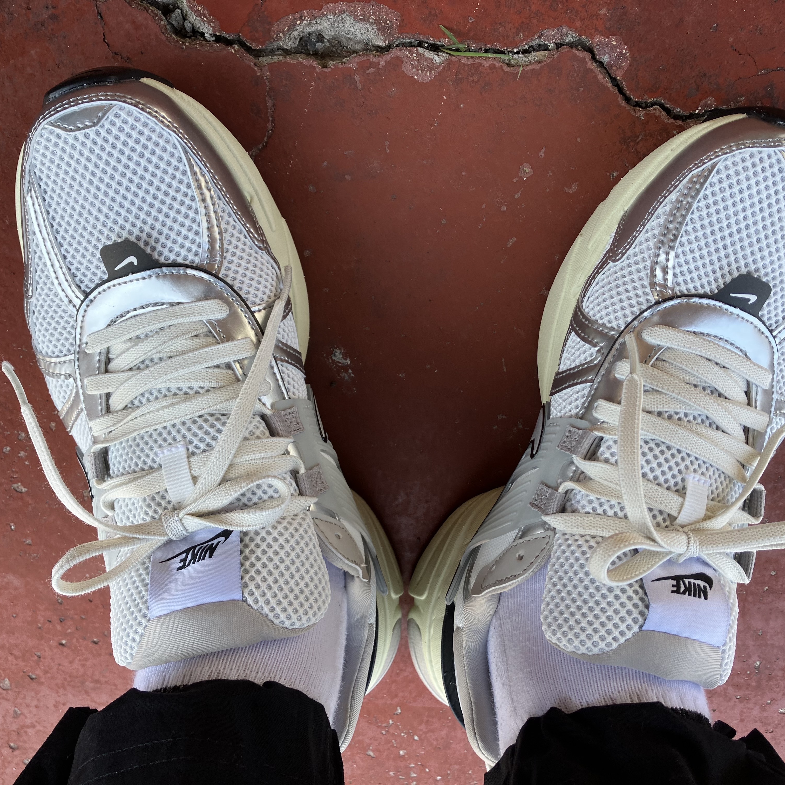 Nike V2K Run Summit White Metallic Silver 착용 스타일 - 3