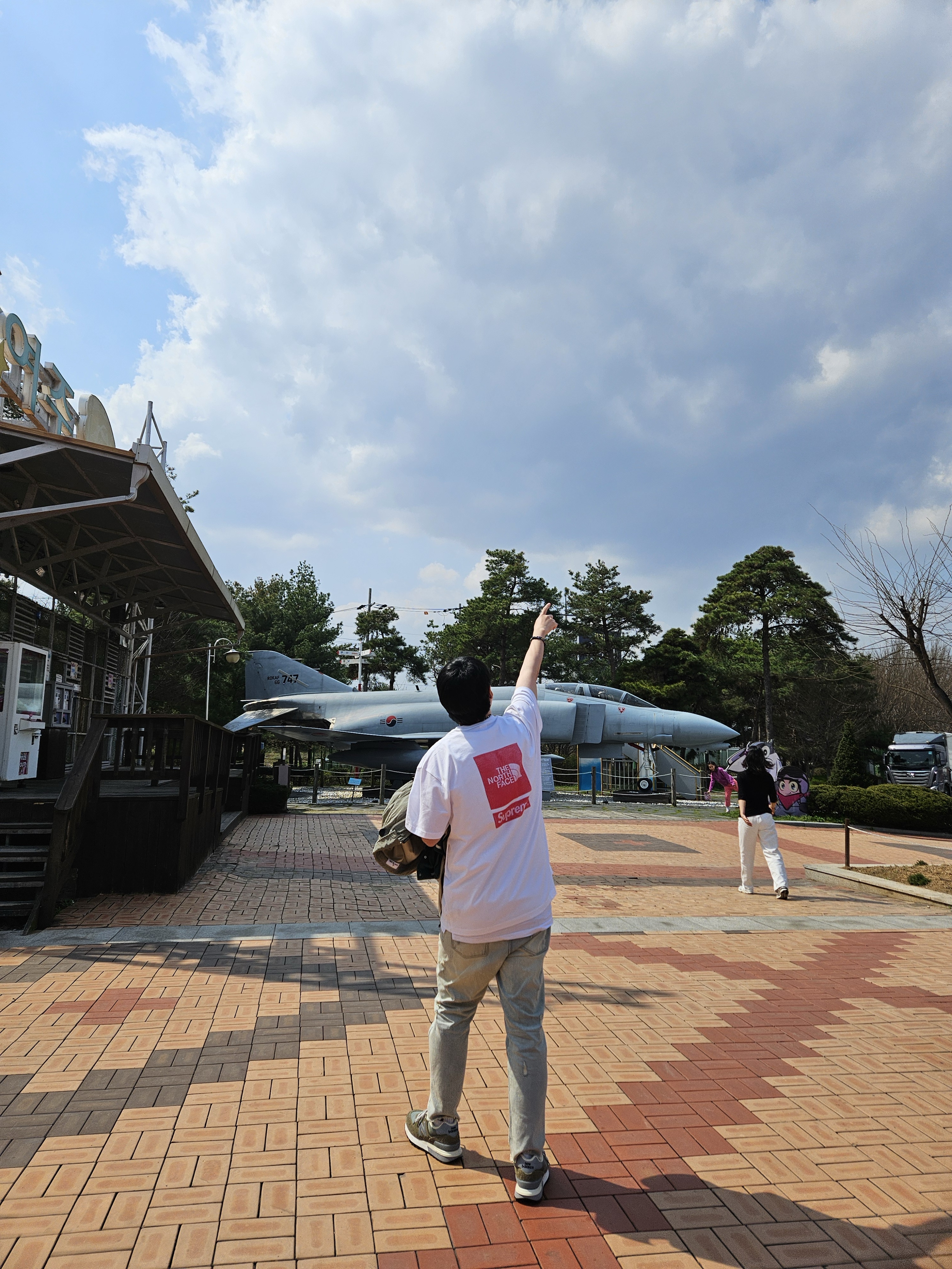 Supreme x The North Face S/S Top White - 24SS, New Balance x Stone Island 574 Legacy Green 착용 스타일 - 2