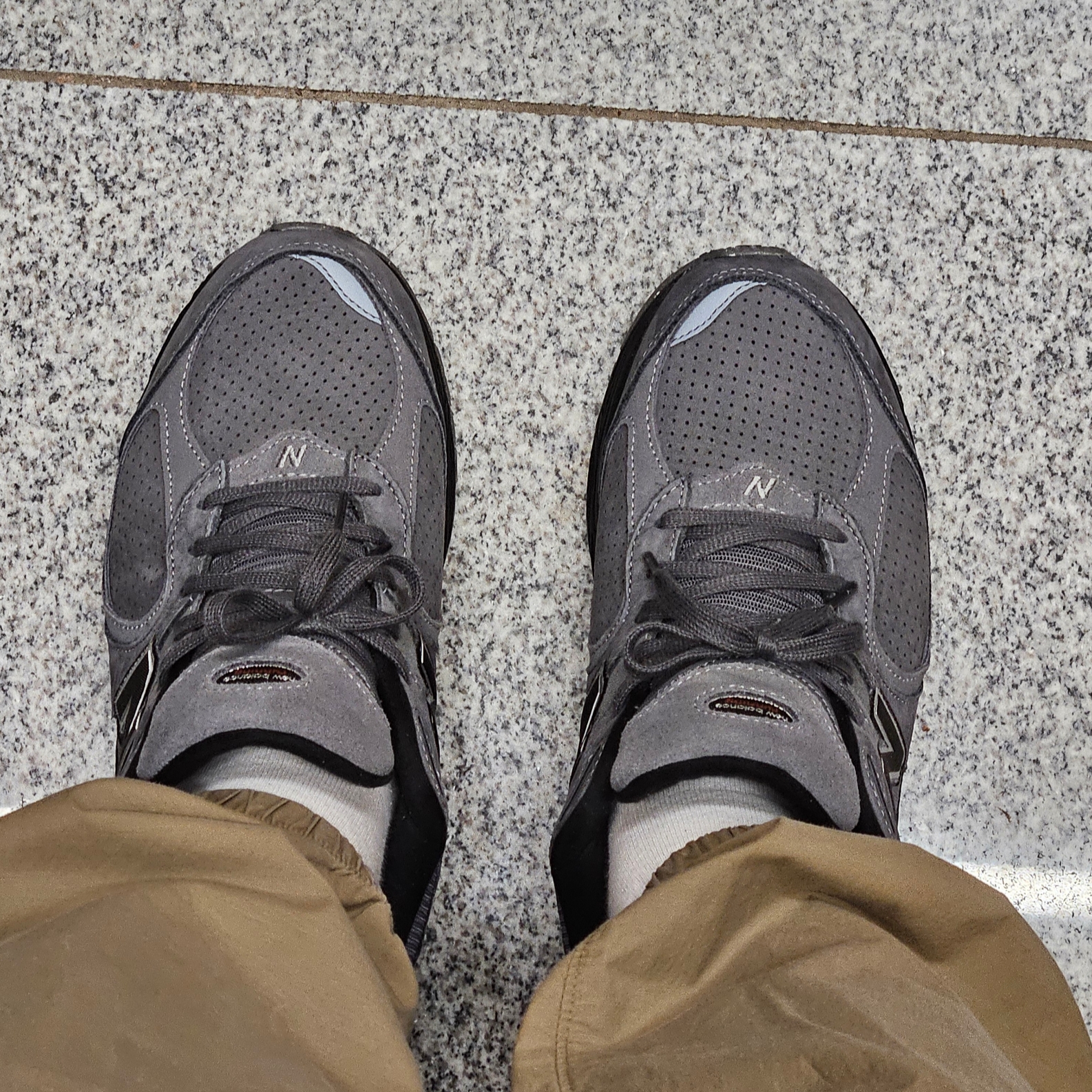 New Balance 2002R Dark Grey 착용 스타일