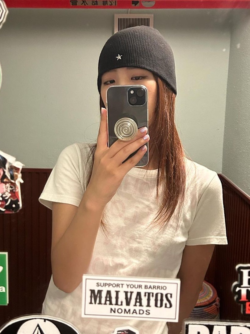 [KREAM 단독] Safarispot Women 1/2 Highway Inn T-Shirt White Red, [KREAM 단독] Safarispot Women 1/2 Highway Inn T-Shirt Black White 착용 스타일
