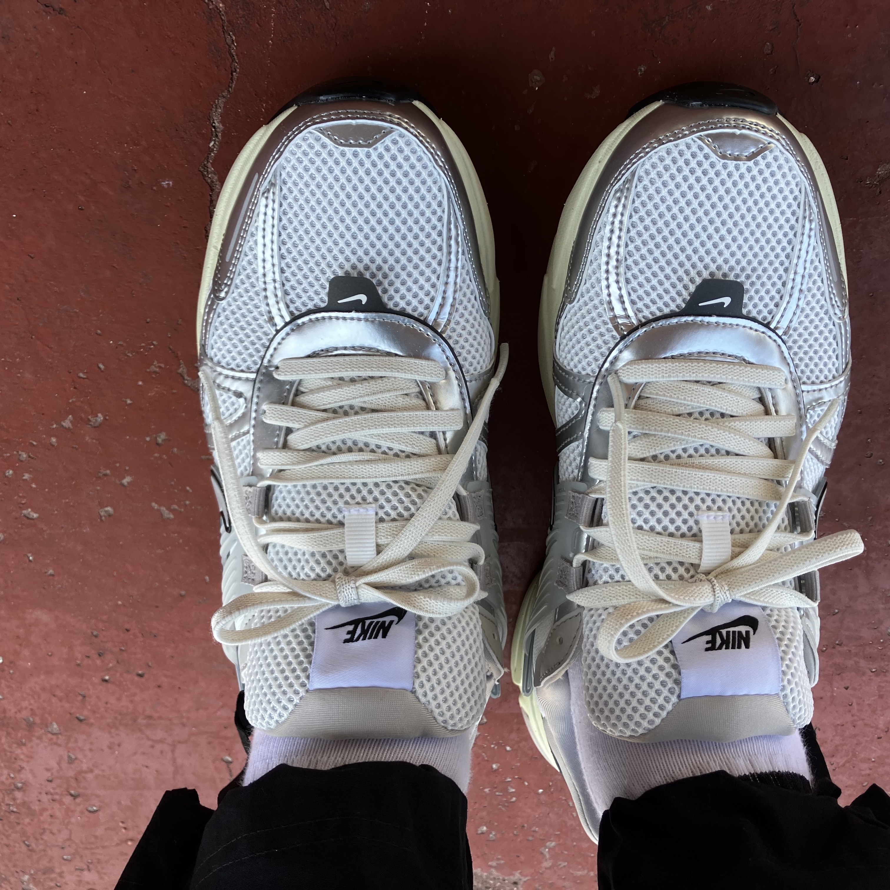 Nike V2K Run Summit White Metallic Silver 착용 스타일 - 2