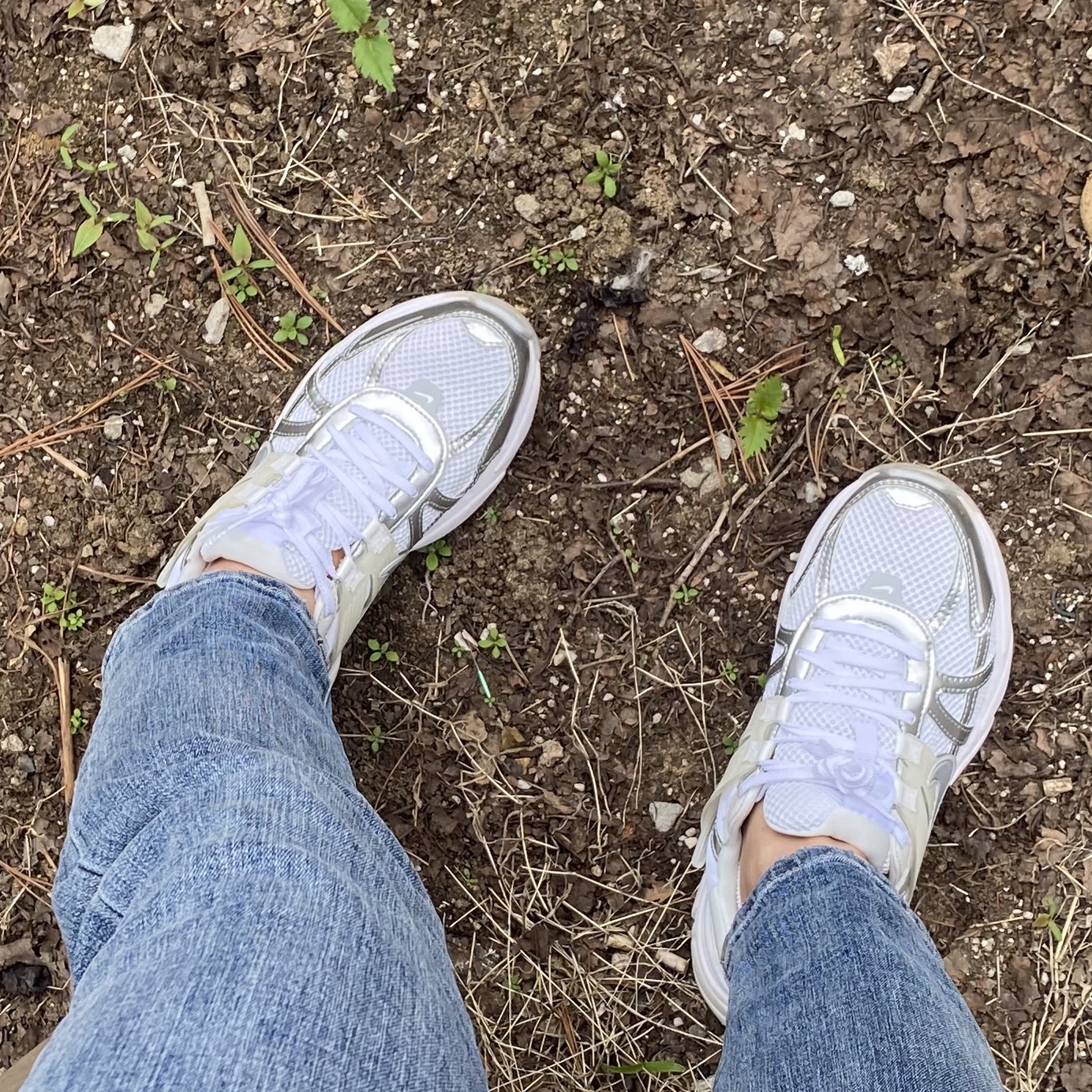Nike V2K Run Metallic Silver White 착용 스타일