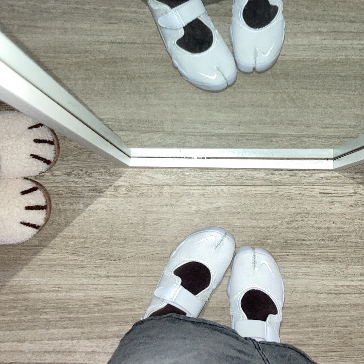 (W) Nike Air Rift Breathe White 착용 스타일 - 1