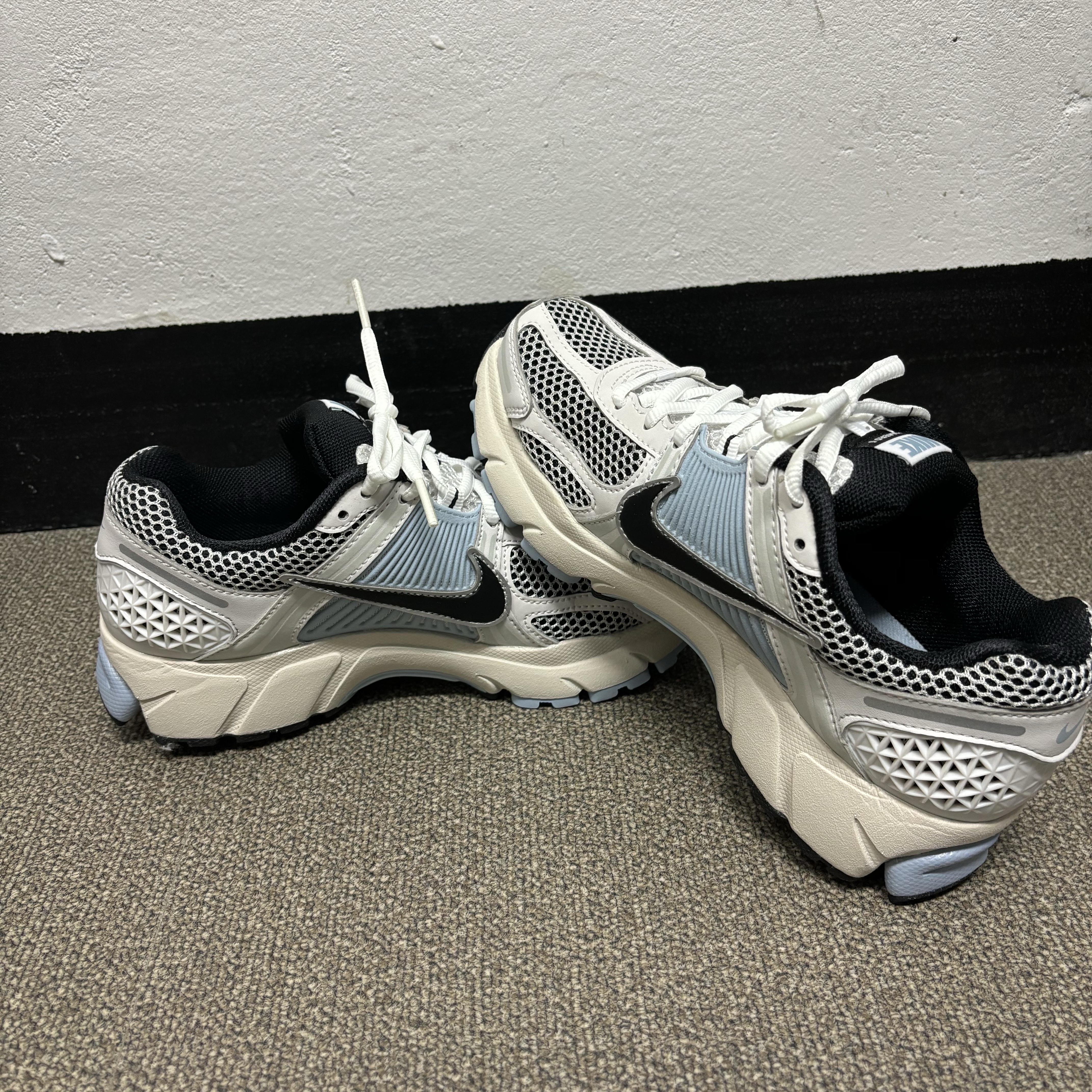 (W) Nike Zoom Vomero 5 Platinum Tint Black 착용 스타일 - 1