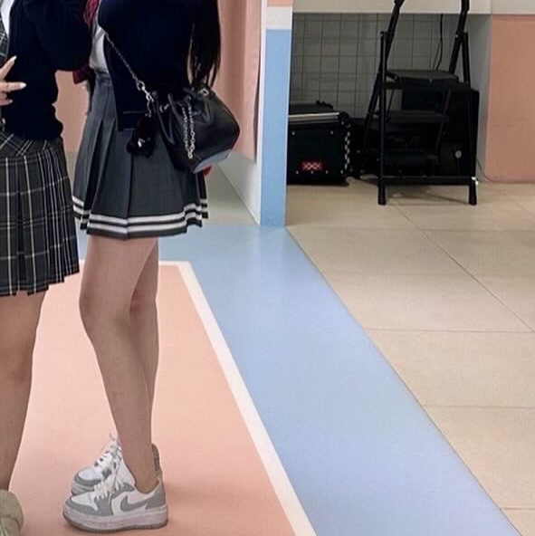 Vivienne Westwood Chrissy Small Bucket Bag Black, (W) Jordan 1 Elevate Low White and Wolf Grey 착용 스타일