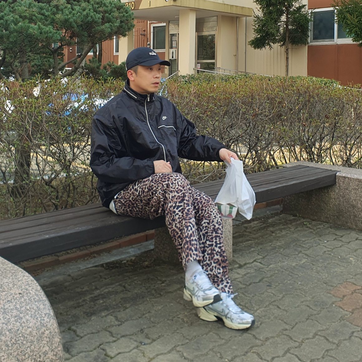 Nike V2K Run Summit White Metallic Silver, Nike NSW Circa Lined Jacket Black - Asia 착용 스타일 - 4