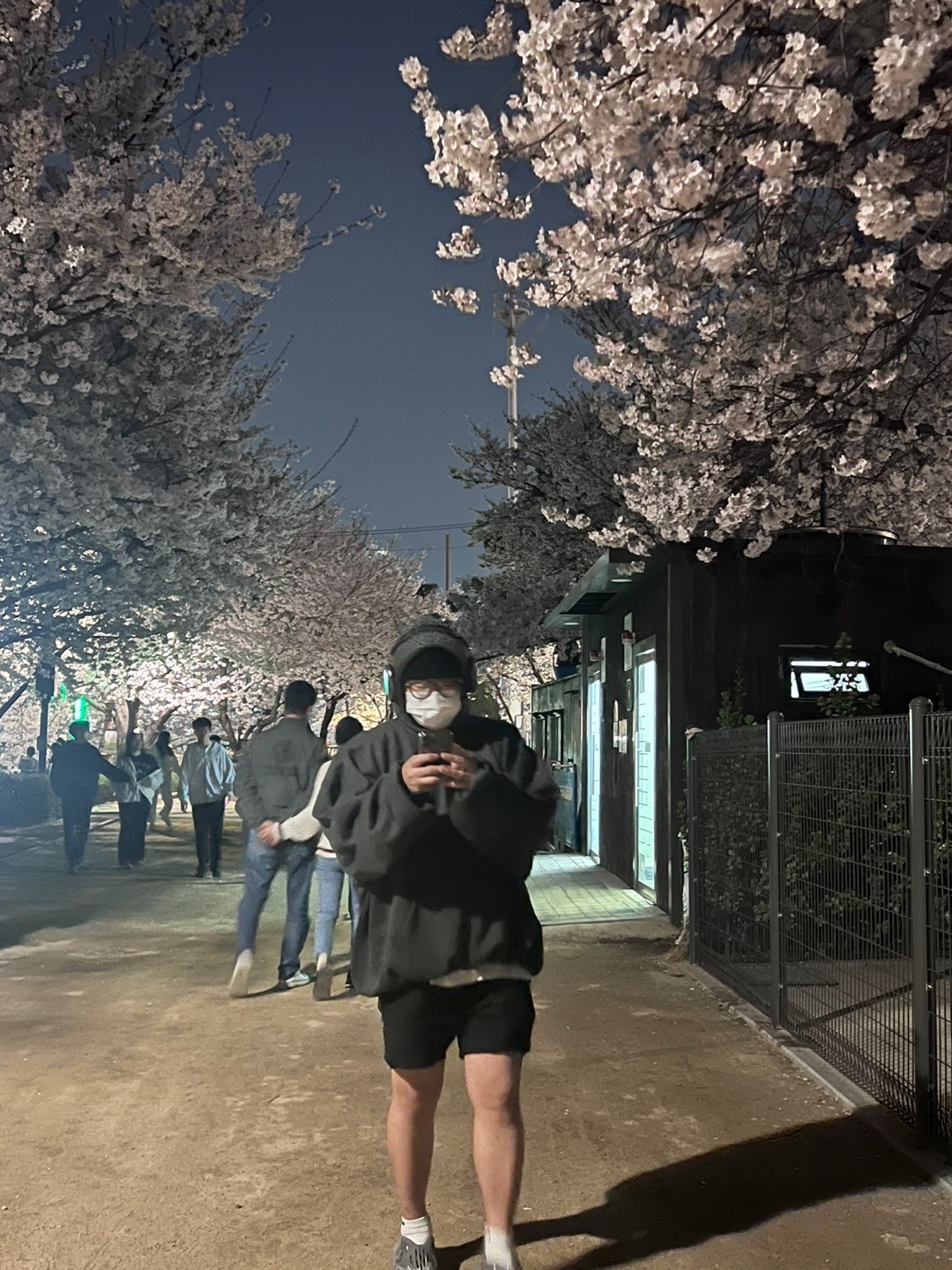 Yeezy Gap Engineered By Balenciaga Dove Hoodie Black, Adidas Yeezy Foam RNNR MX Granite 착용 스타일 - 1