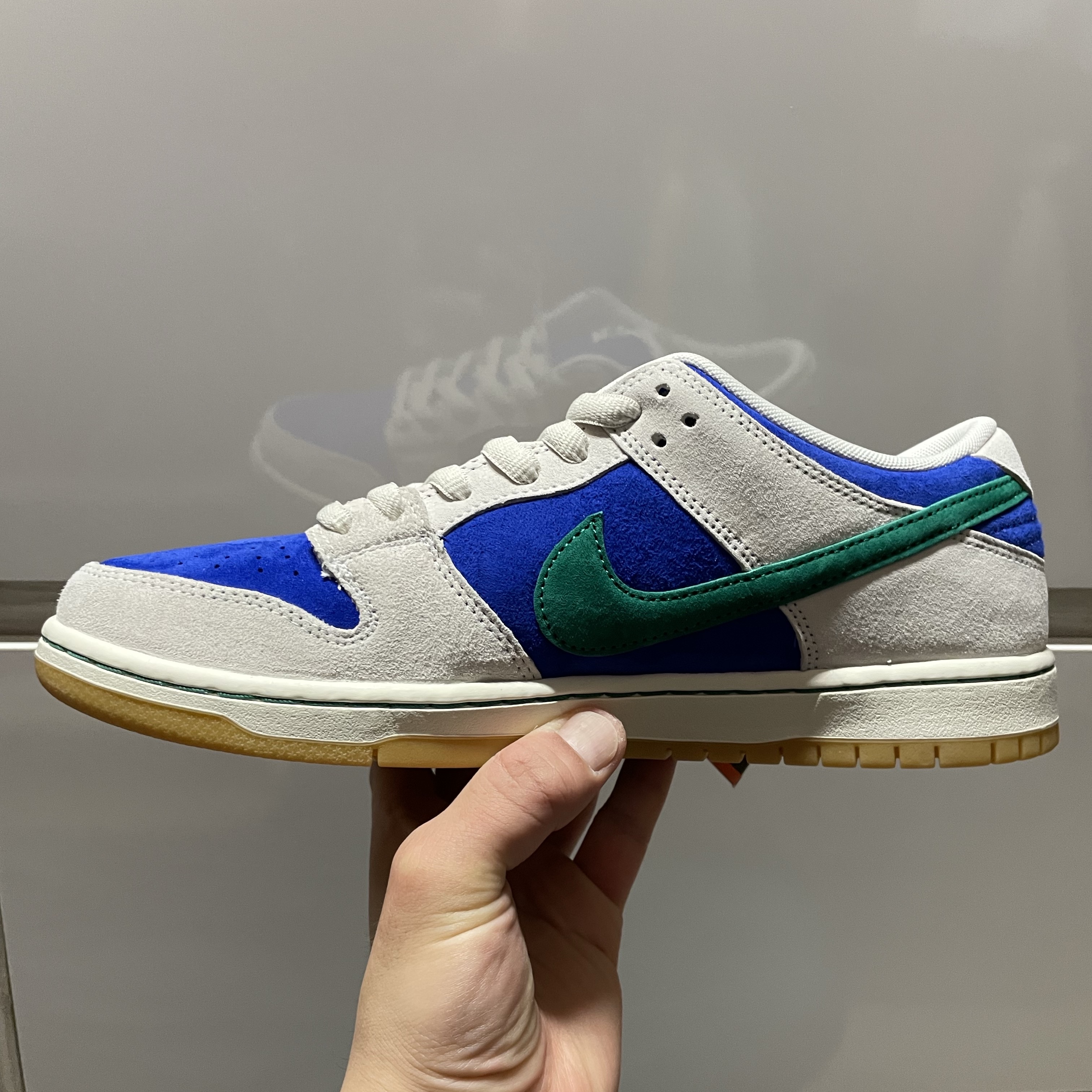 Nike SB Dunk Low Pro Phantom and Hyper Royal 착용 스타일 - 2