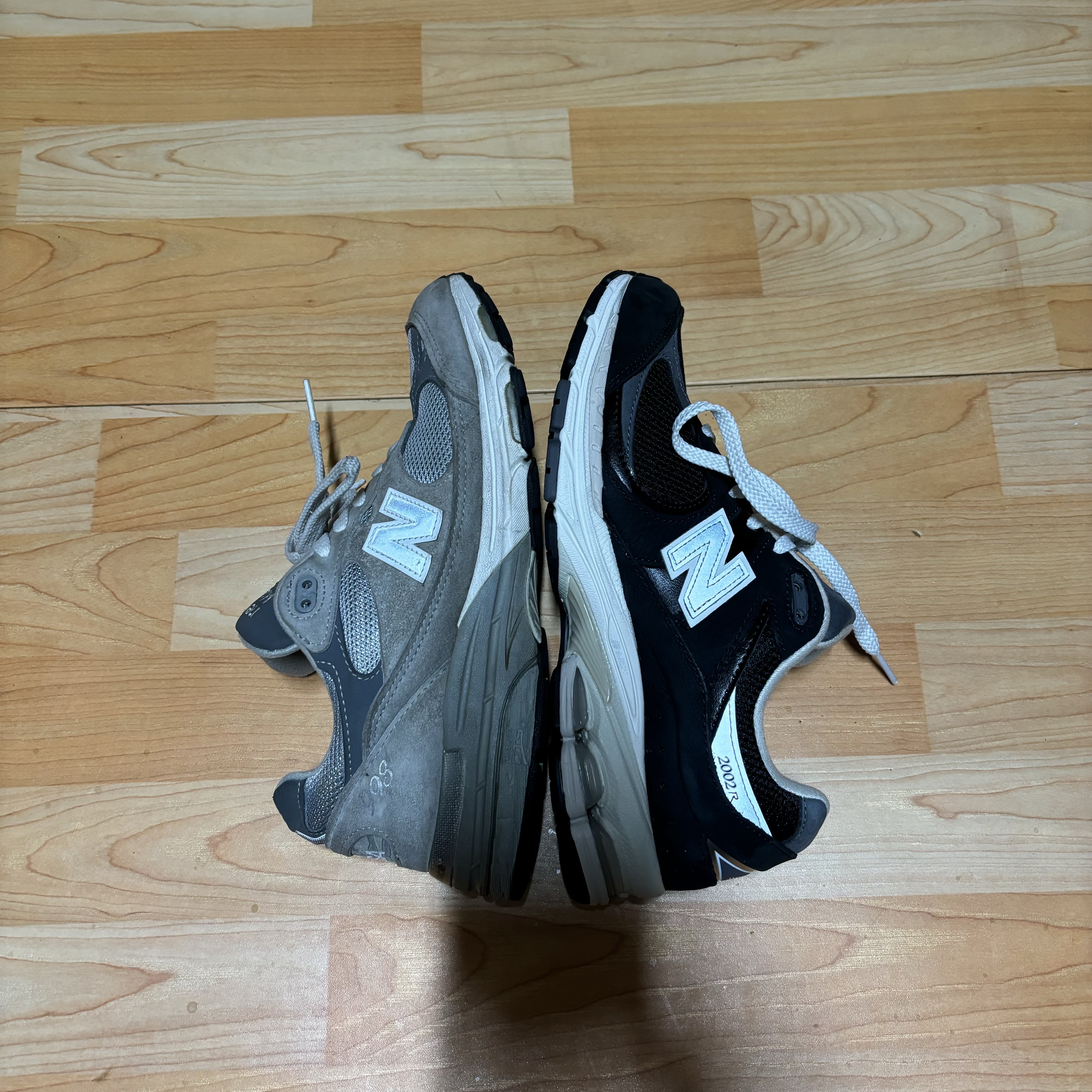 New Balance 993 Made in USA Grey - D Standard, New Balance 2002R Premium Vintage Black 착용 스타일 - 3