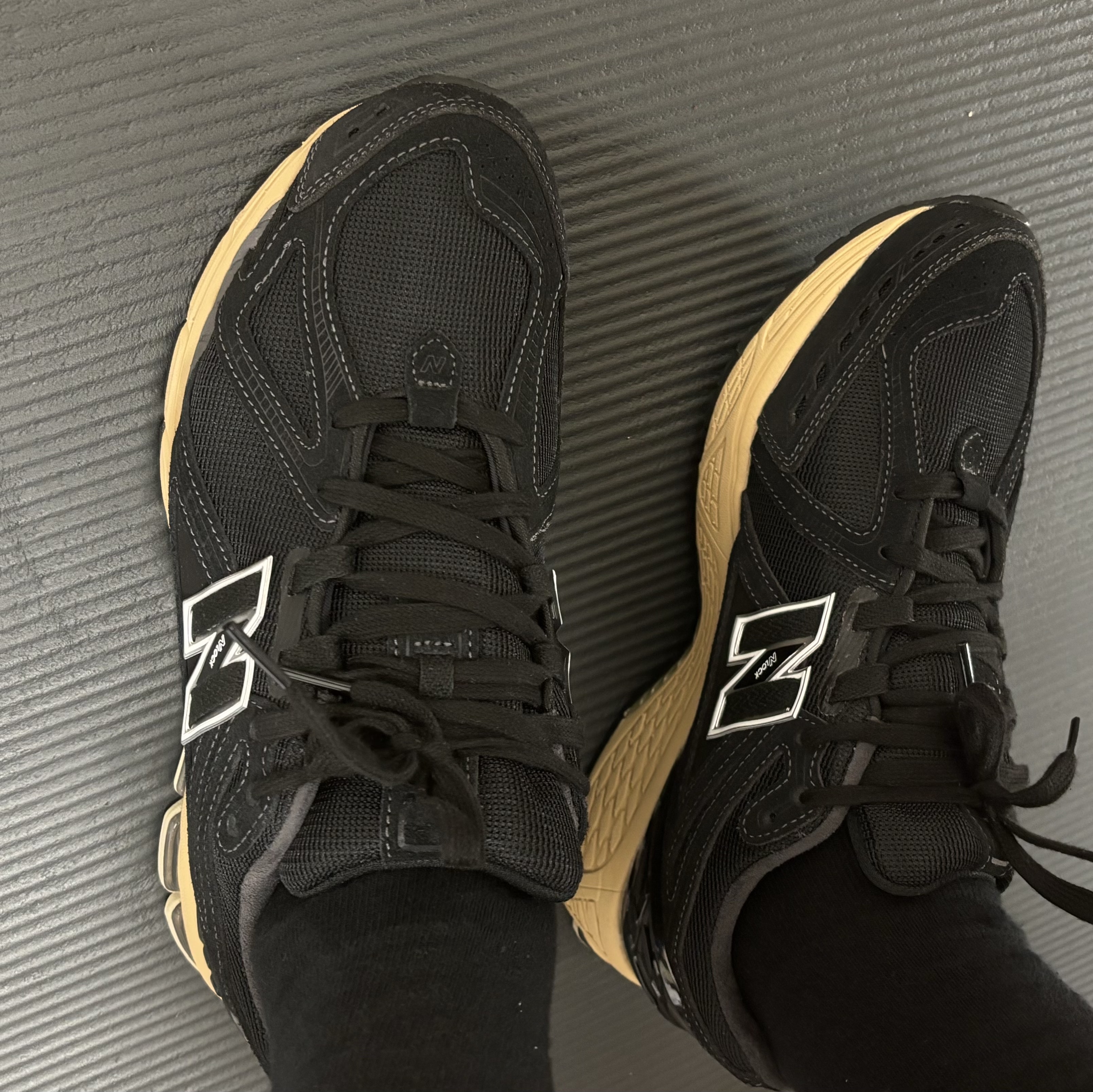 New Balance 1906R Black Taos Taupe 착용 스타일 - 2