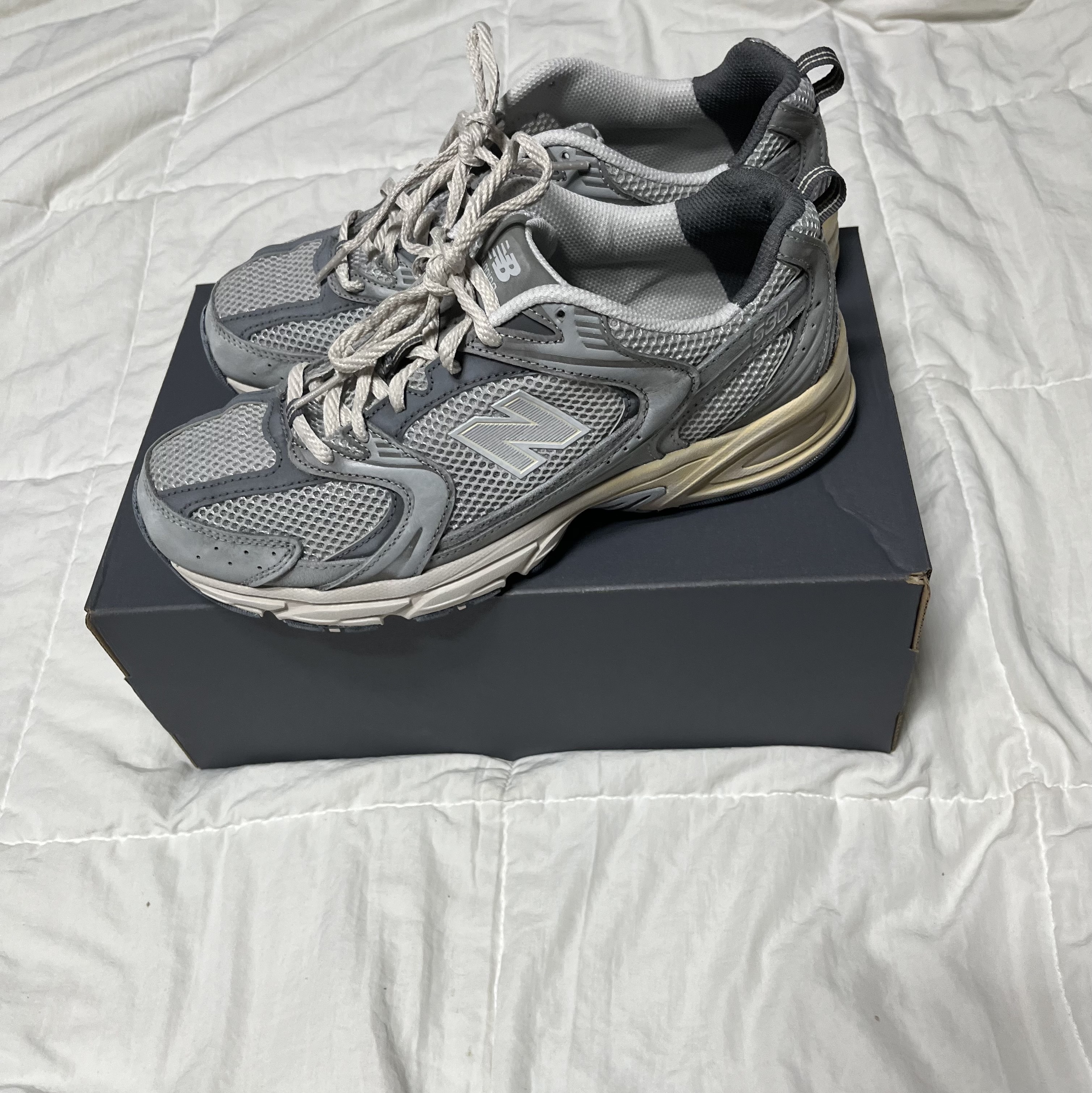 New Balance 530 Premium Vintage Grey Matter 착용 스타일