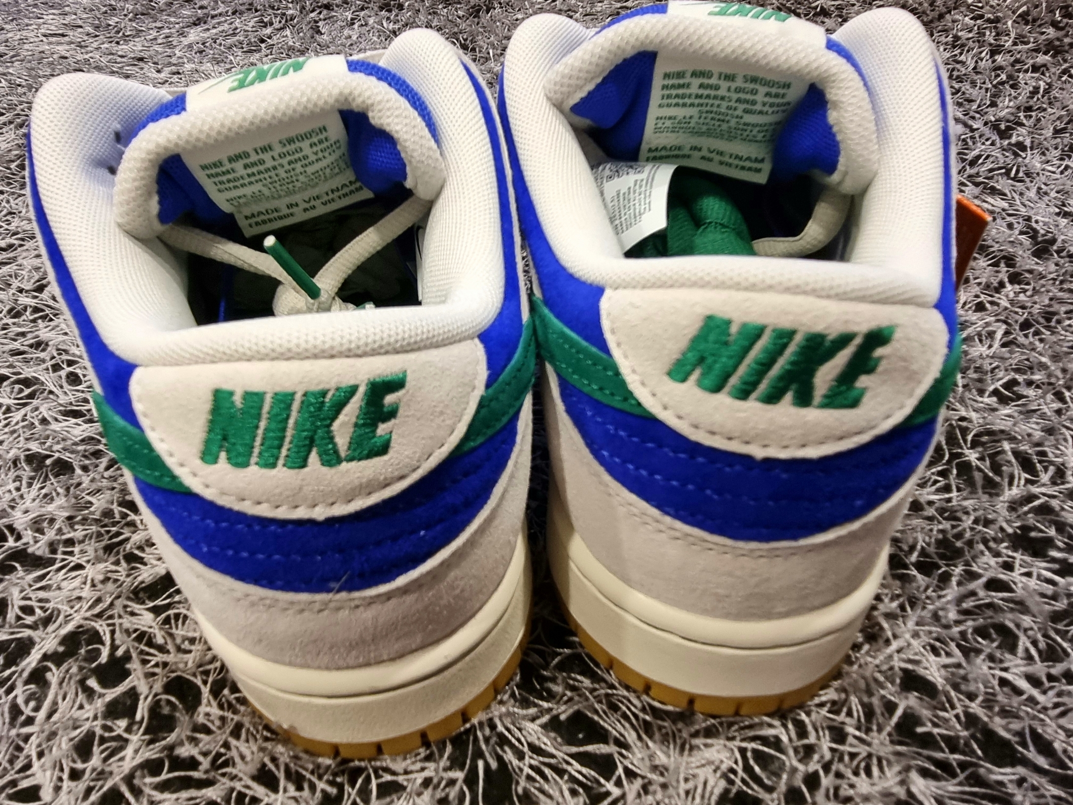 Nike SB Dunk Low Pro Phantom and Hyper Royal 착용 스타일 - 4