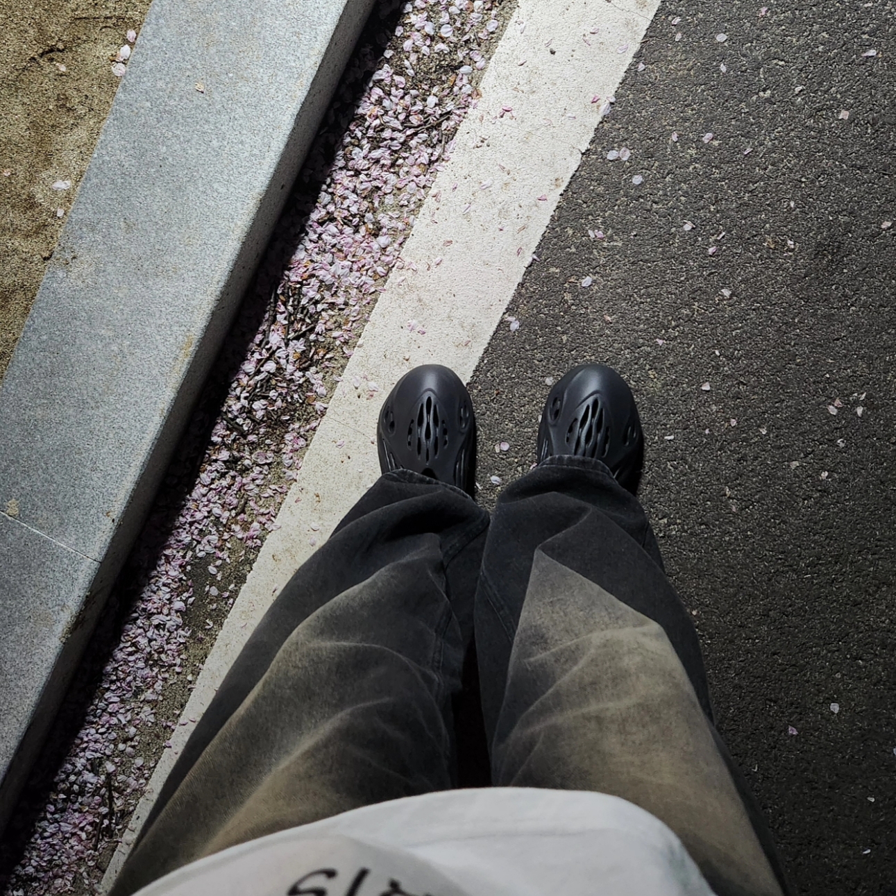 Adidas Yeezy Foam RNNR Onyx 착용 스타일