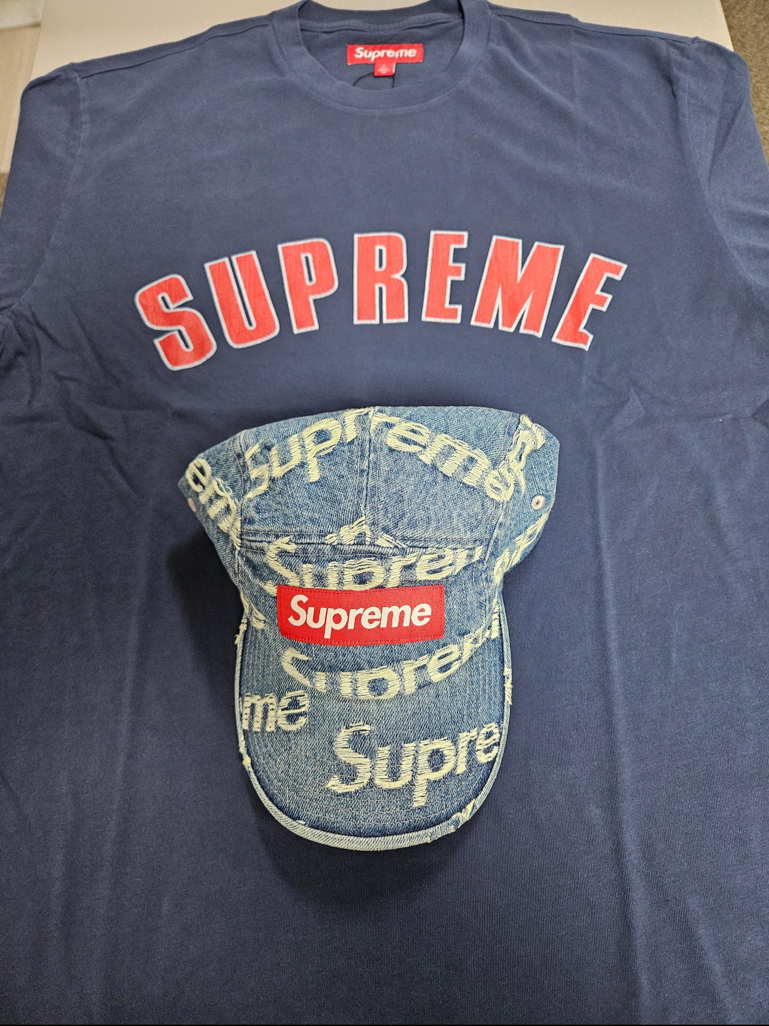 Supreme Cracked Arc S/S Top Navy - 24SS, Supreme Frayed Logos Denim Camp Cap Blue - 21SS 착용 스타일 - 1