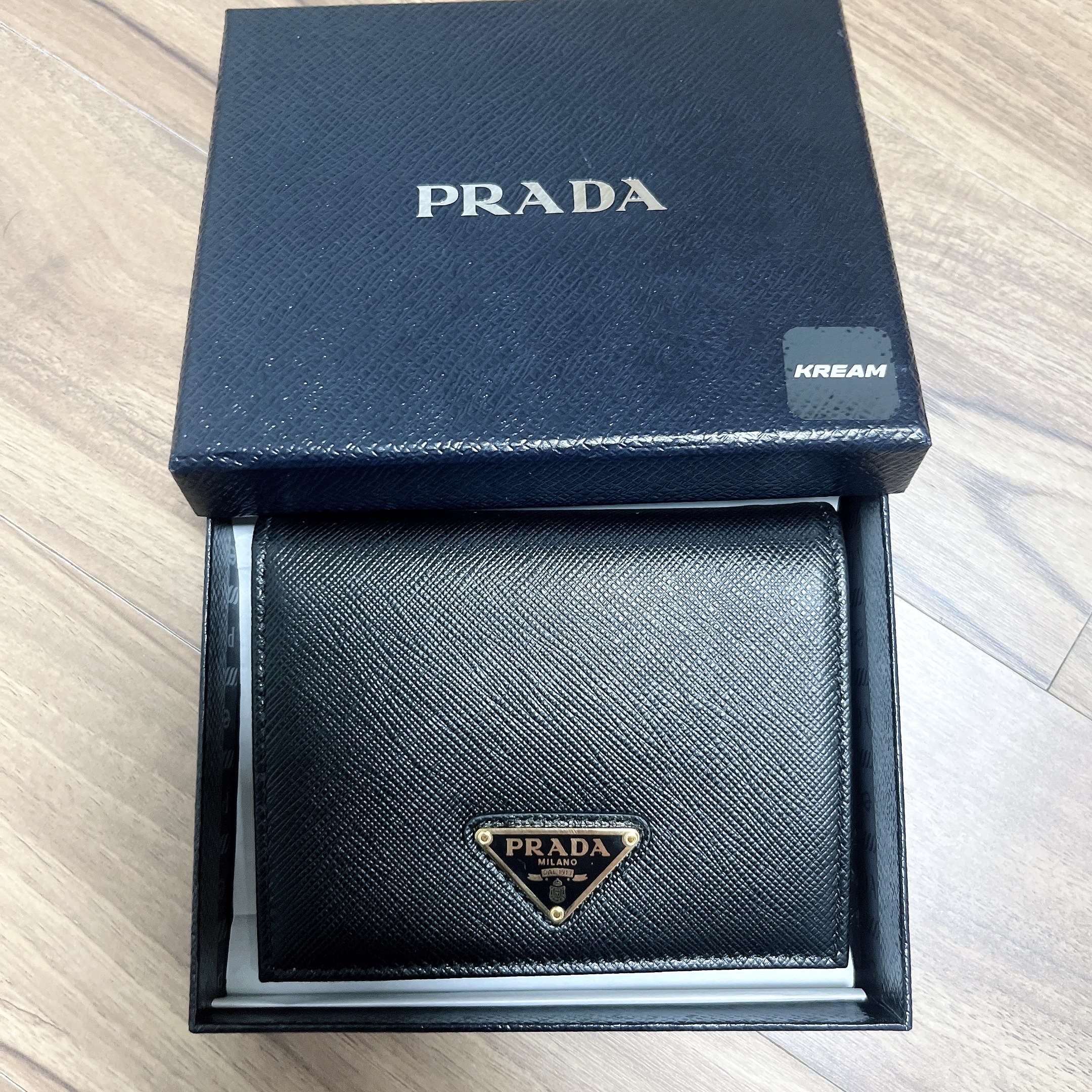 Prada Small Saffiano Leather Triangle Logo Wallet Black Gold 착용 스타일