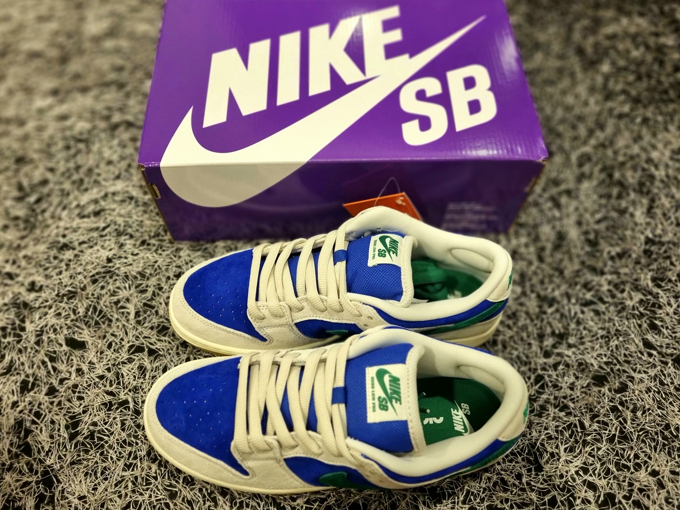 Nike SB Dunk Low Pro Phantom and Hyper Royal 착용 스타일 - 7