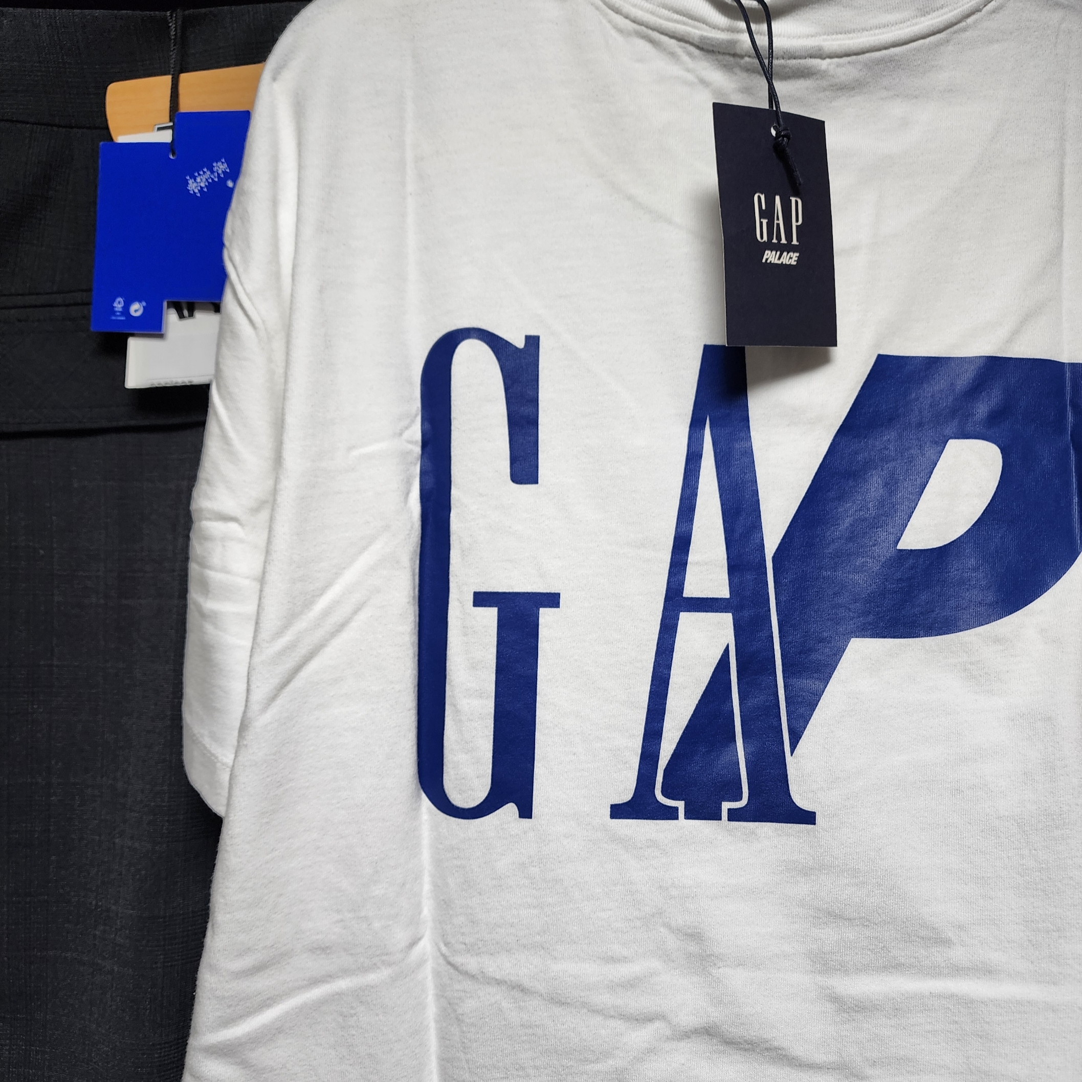 Palace x Gap T-Shirt White - 24SS 착용 스타일 - 2