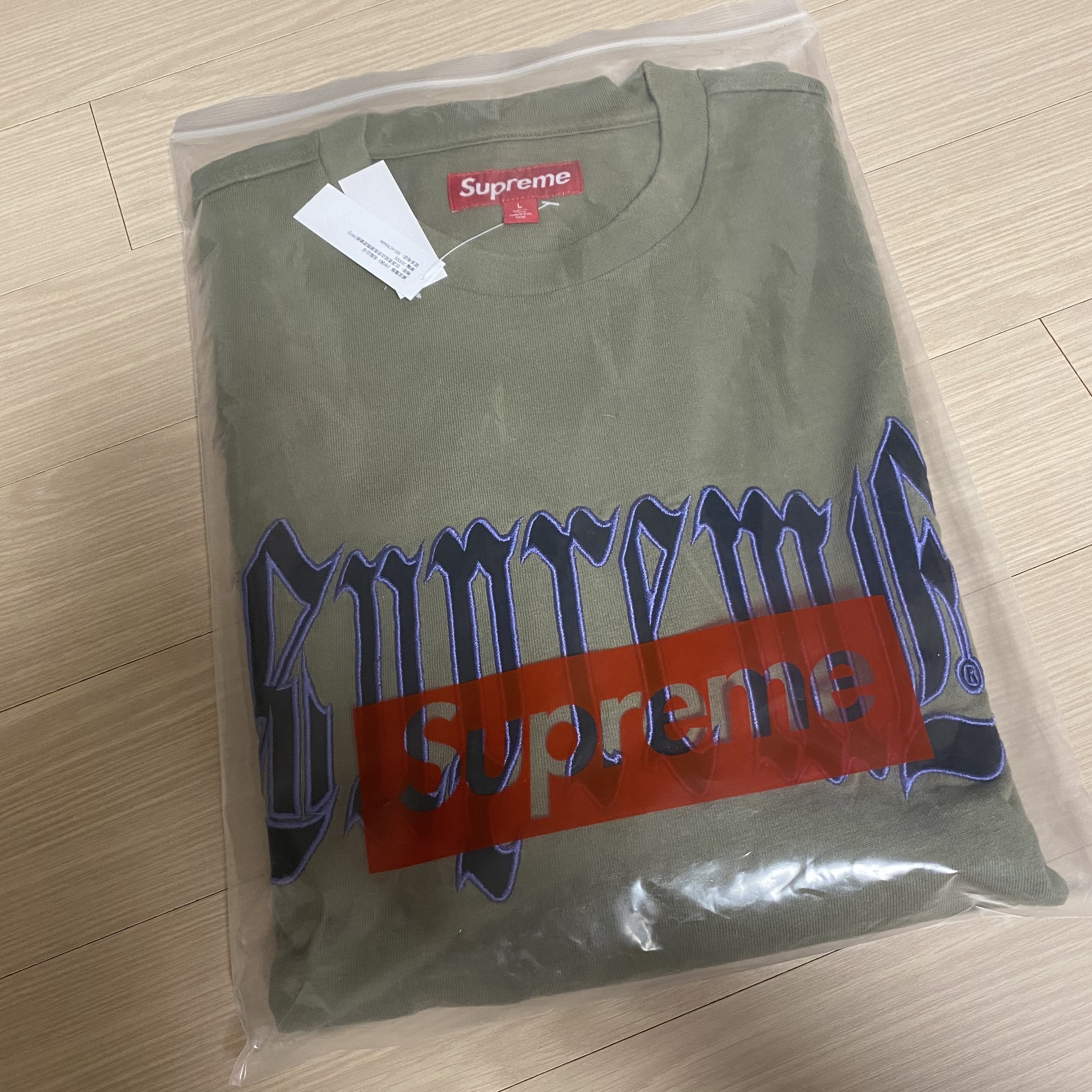 Supreme Old English S/S Top Olive - 24SS 착용 스타일