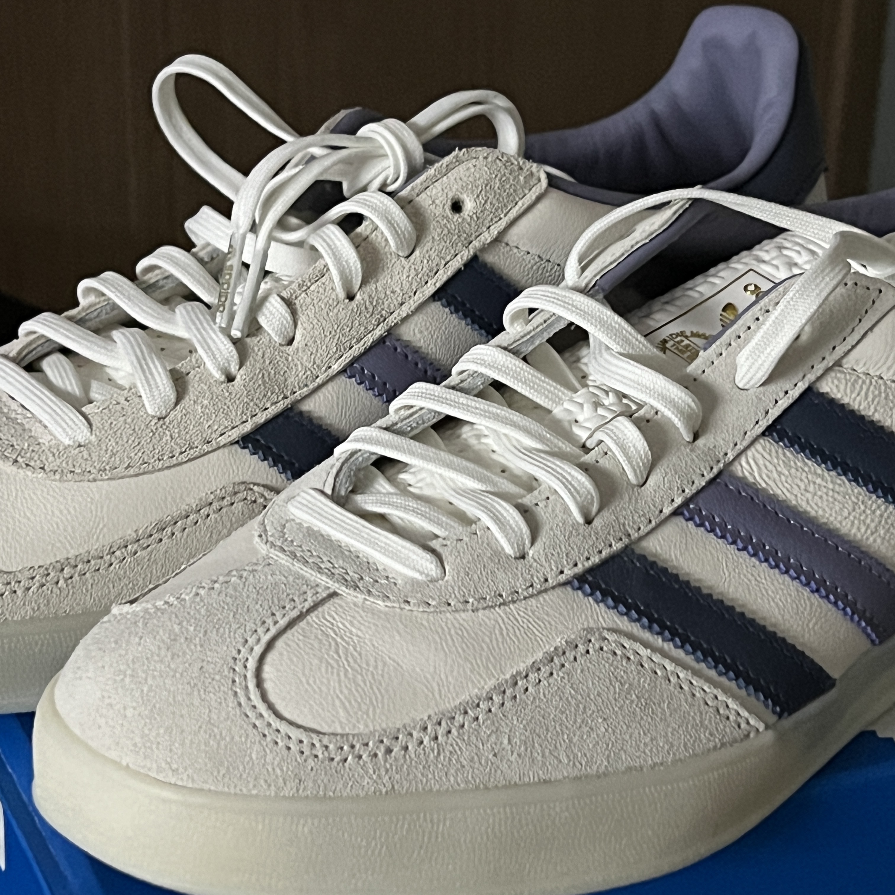 Adidas Gazelle Indoor Core White Preloved Ink 착용 스타일
