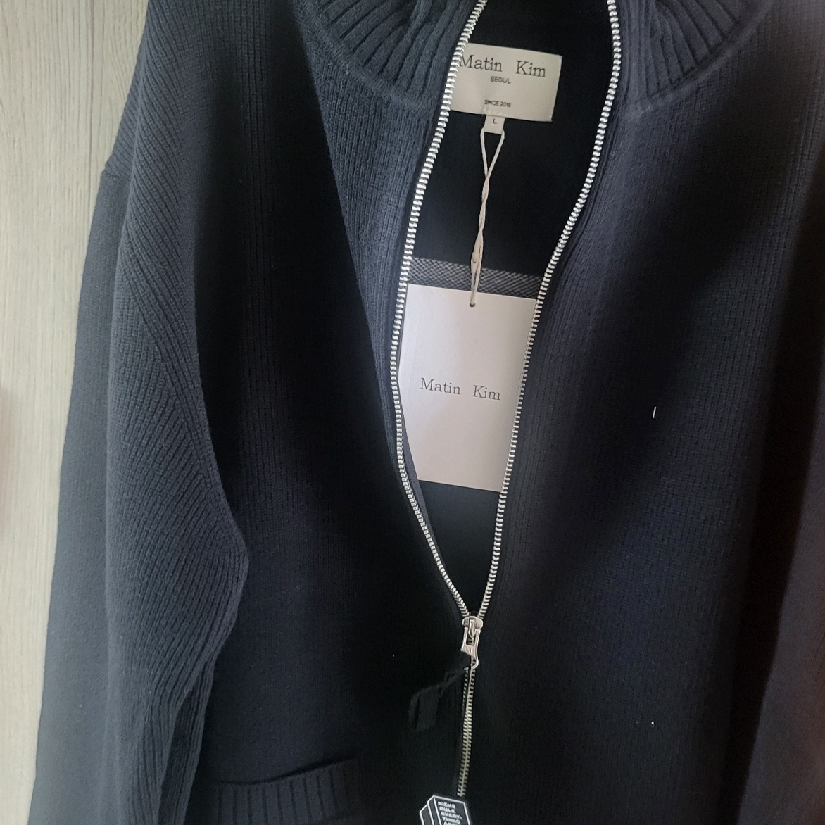 Matin Kim Spell Point Stripe Knit Cardigan Black 착용 스타일 - 2