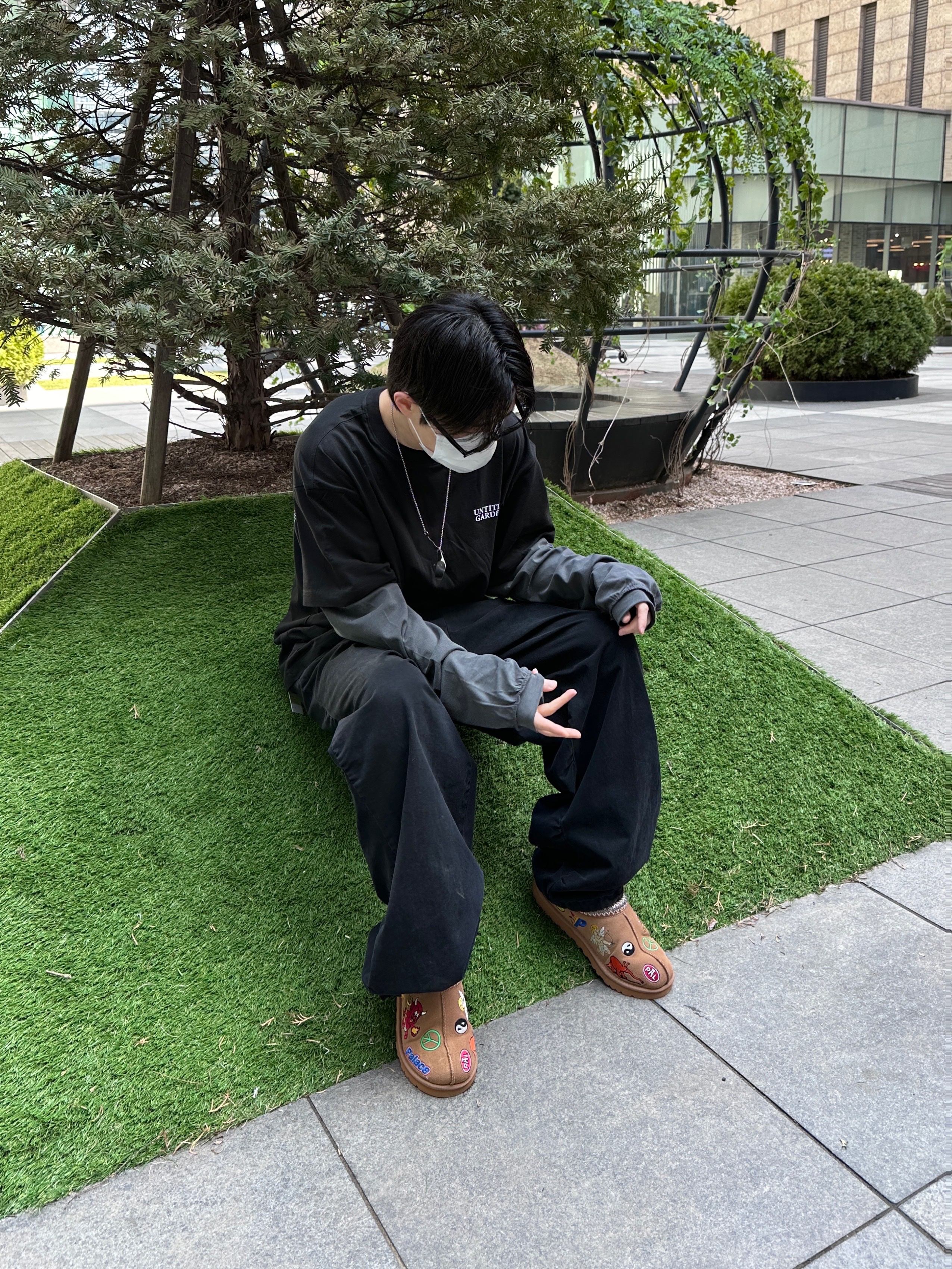 Gentle Monster x Maison Margiela MM106 Black Black, UGG x Palace Tasman Slipper Chestnut 착용 스타일 - 2