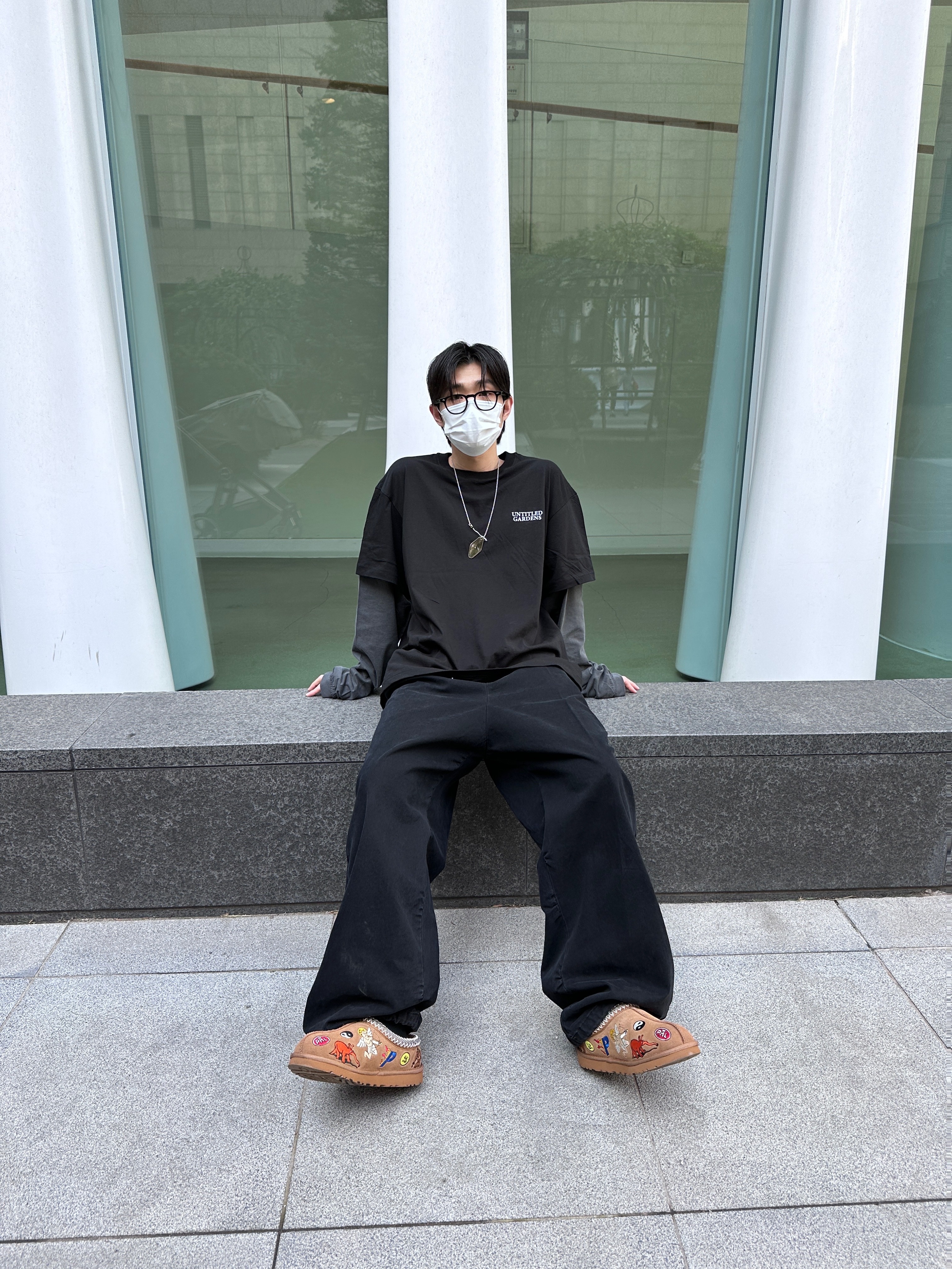 Gentle Monster x Maison Margiela MM106 Black Black, UGG x Palace Tasman Slipper Chestnut 착용 스타일 - 3