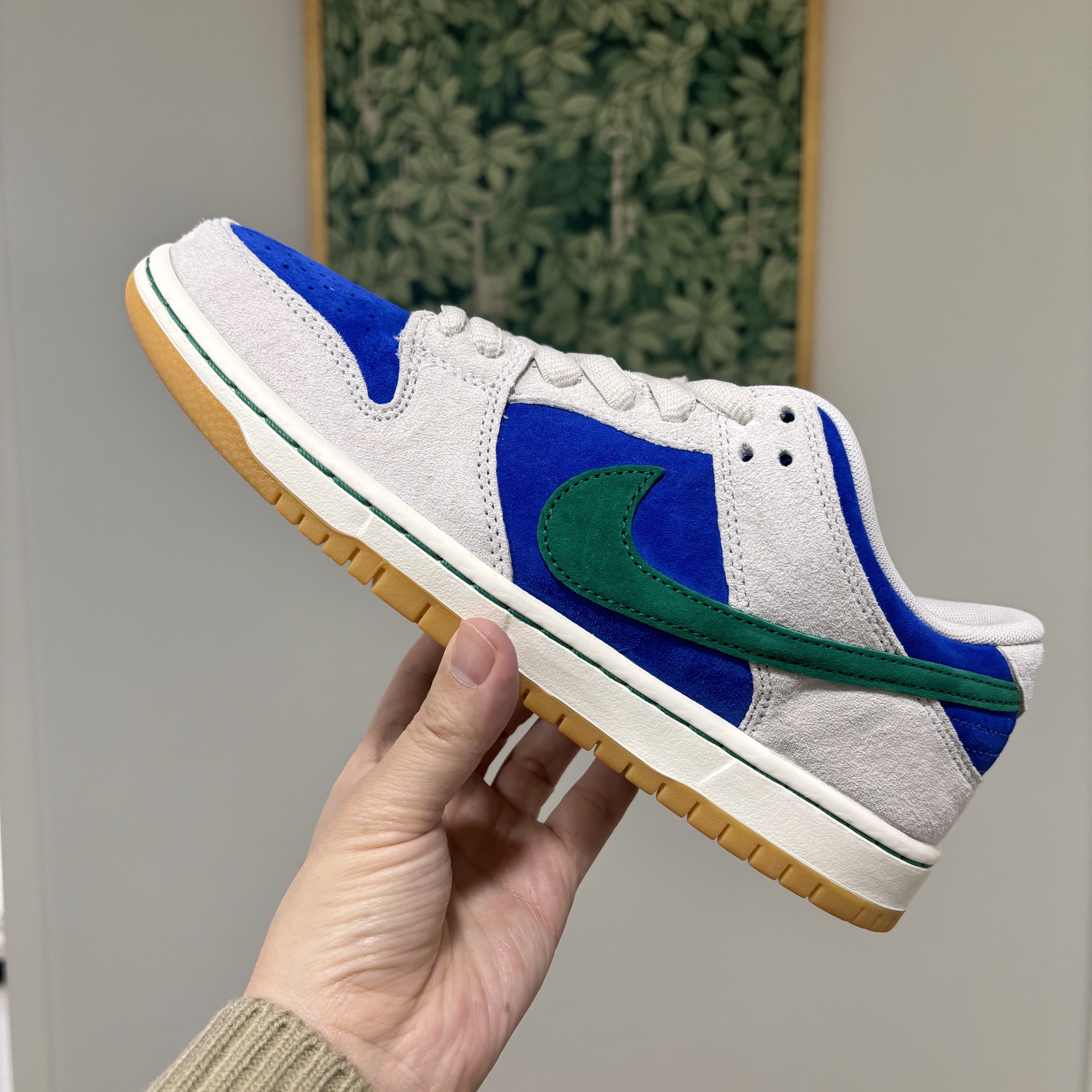 Nike SB Dunk Low Pro Phantom and Hyper Royal 착용 스타일