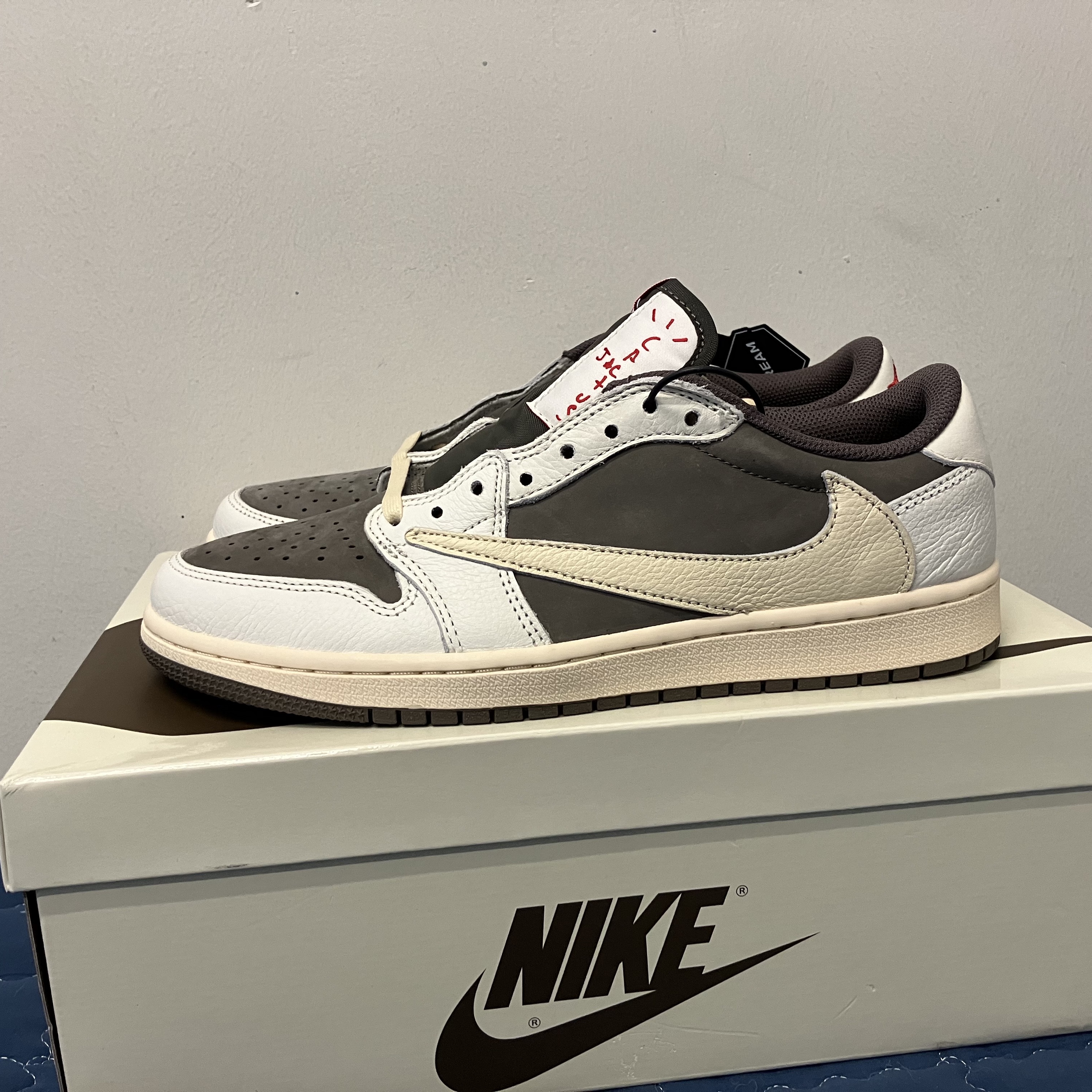 Jordan 1 x Travis Scott Retro Low OG SP Sail and Ridgerock, Jordan 1 x Travis Scott Retro Low OG SP Black Phantom 착용 스타일 - 1