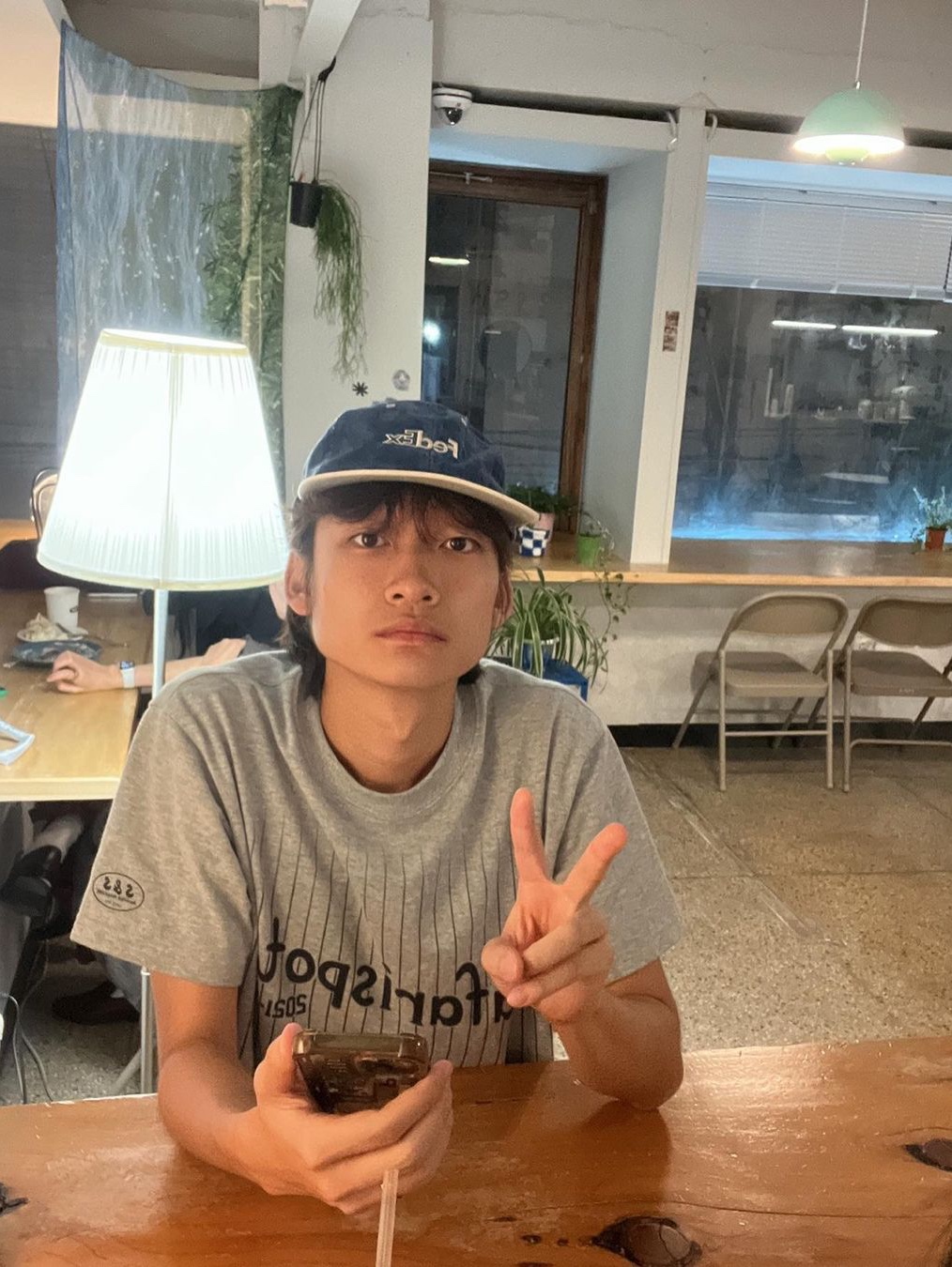 Safarispot Safarispots Magazine Tee Gray, Safarispot Safarispots Magazine Tee White 착용 스타일