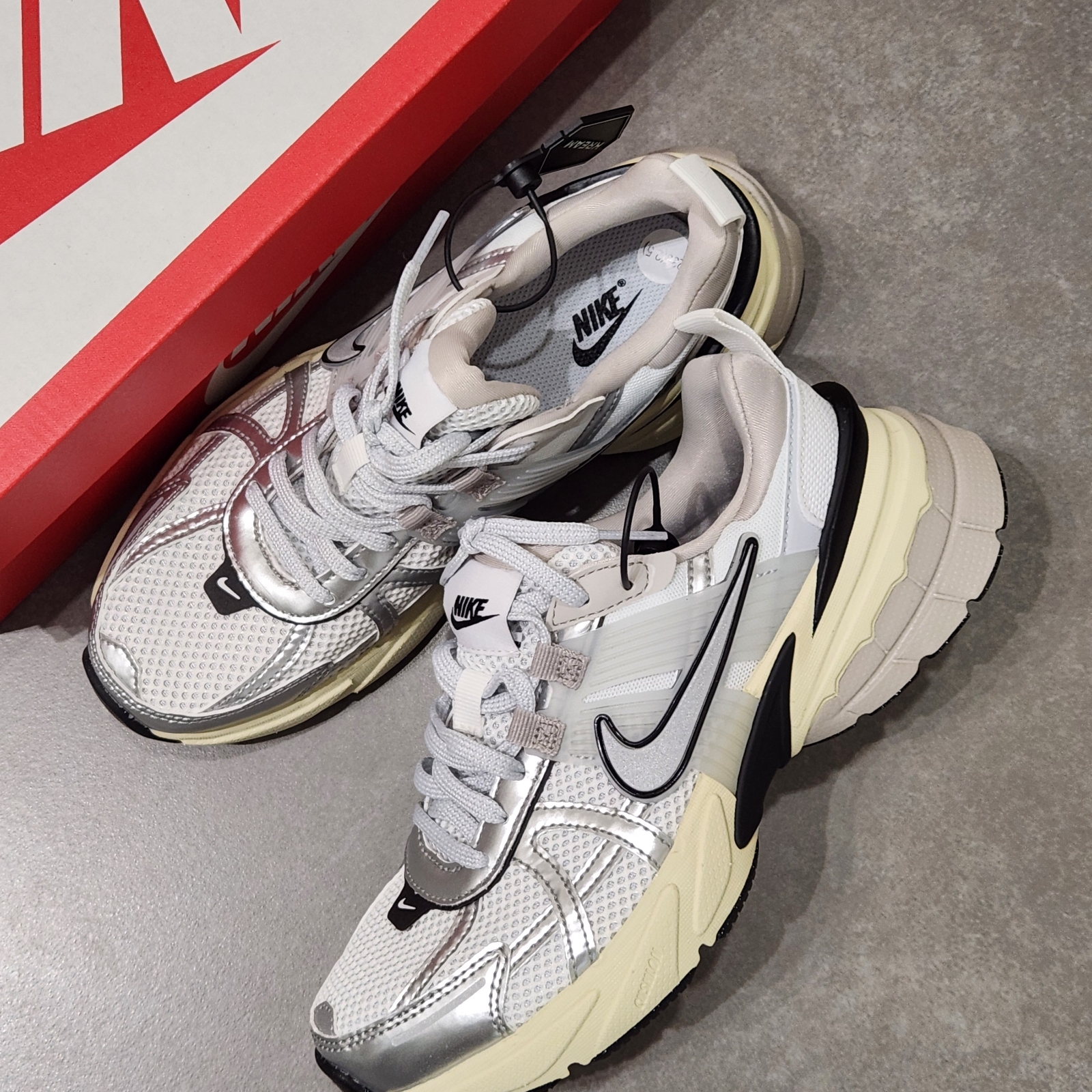 Nike V2K Run Summit White Metallic Silver 착용 스타일